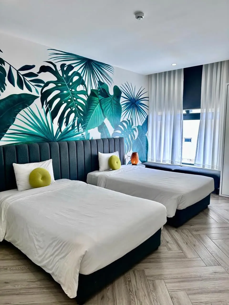 Bedroom, Bed in Len's Hotel