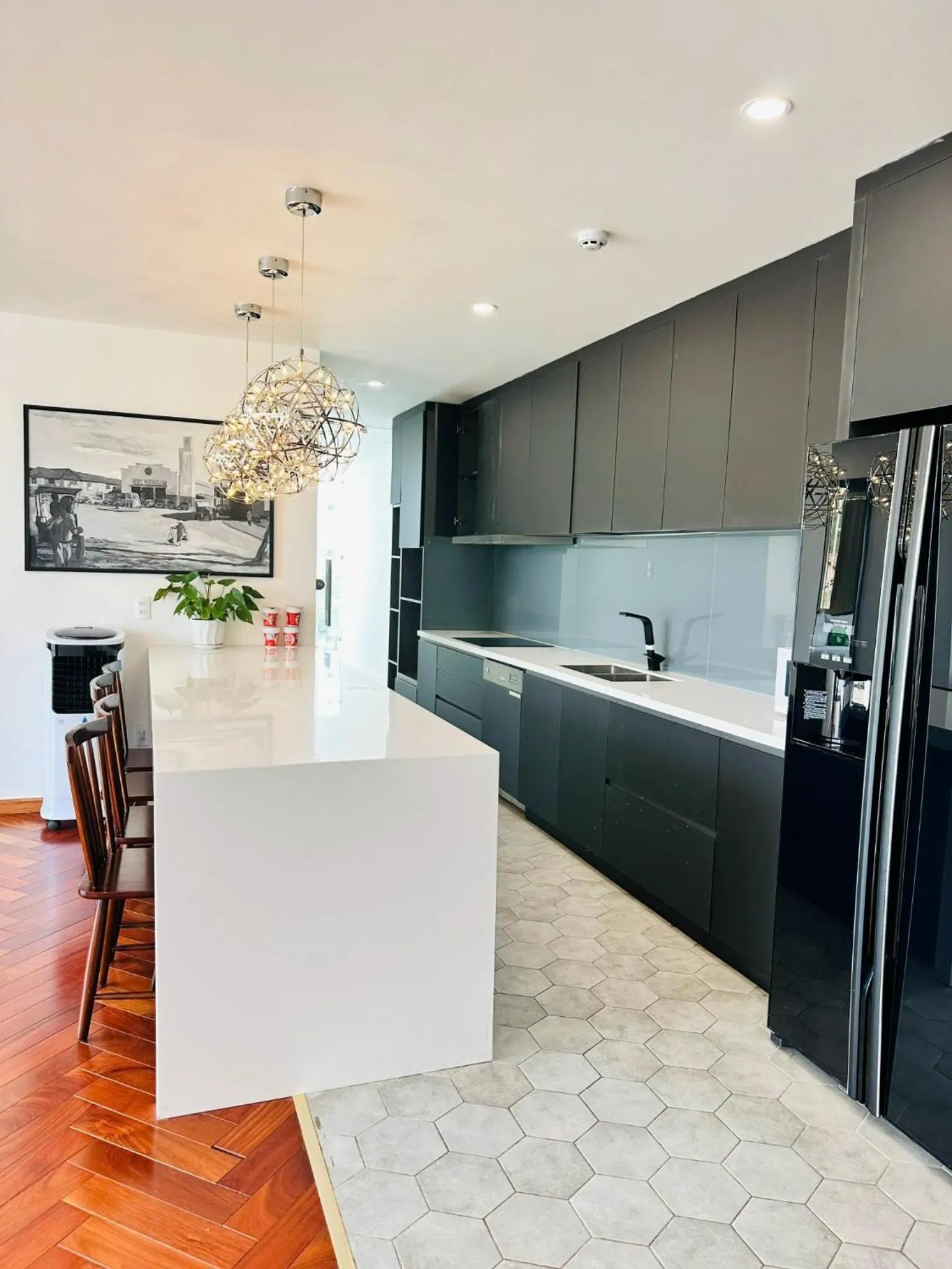 Kitchen or kitchenette in Len's Hotel