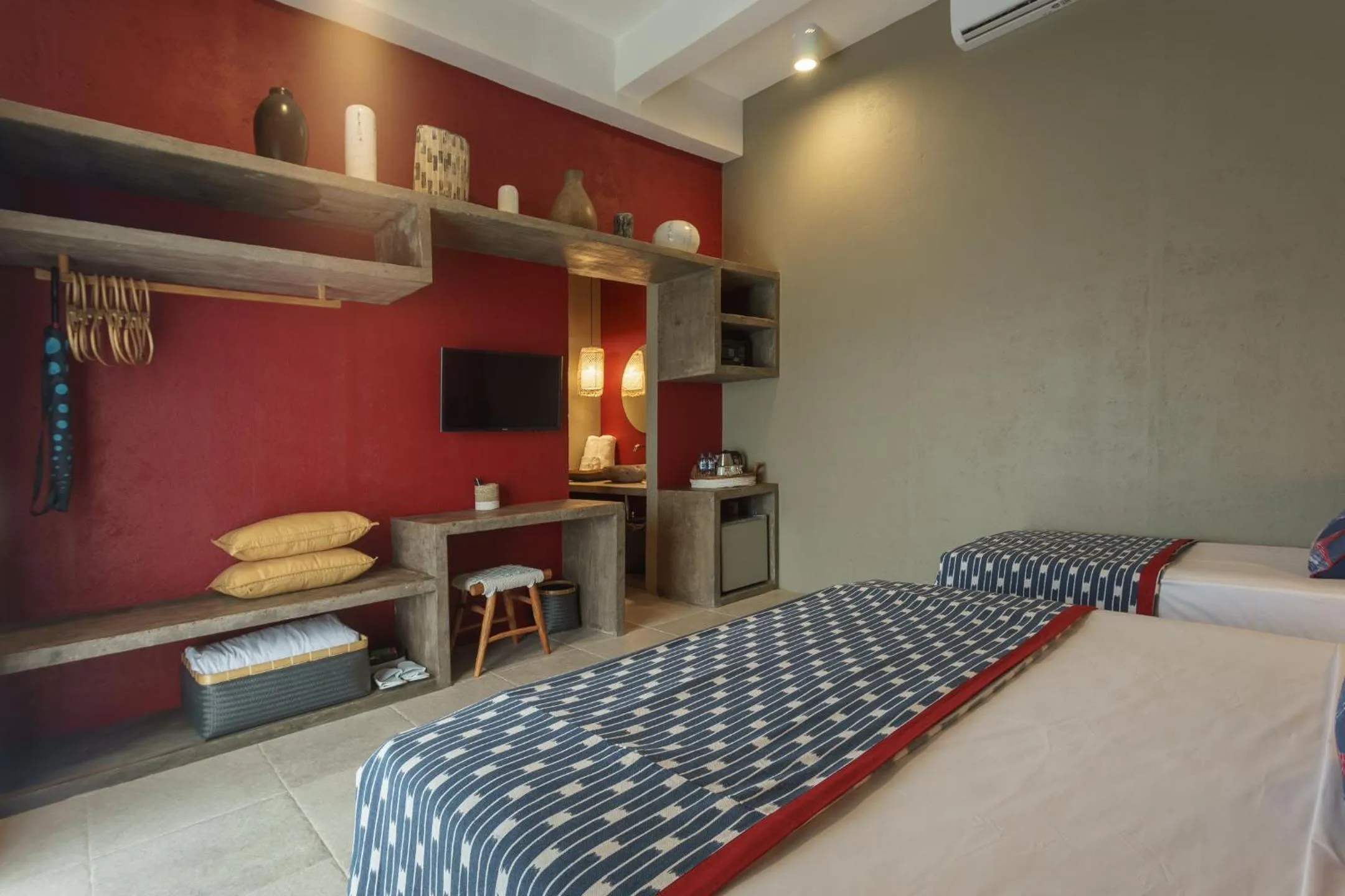 Photo of the whole room, Bed in Wasabi