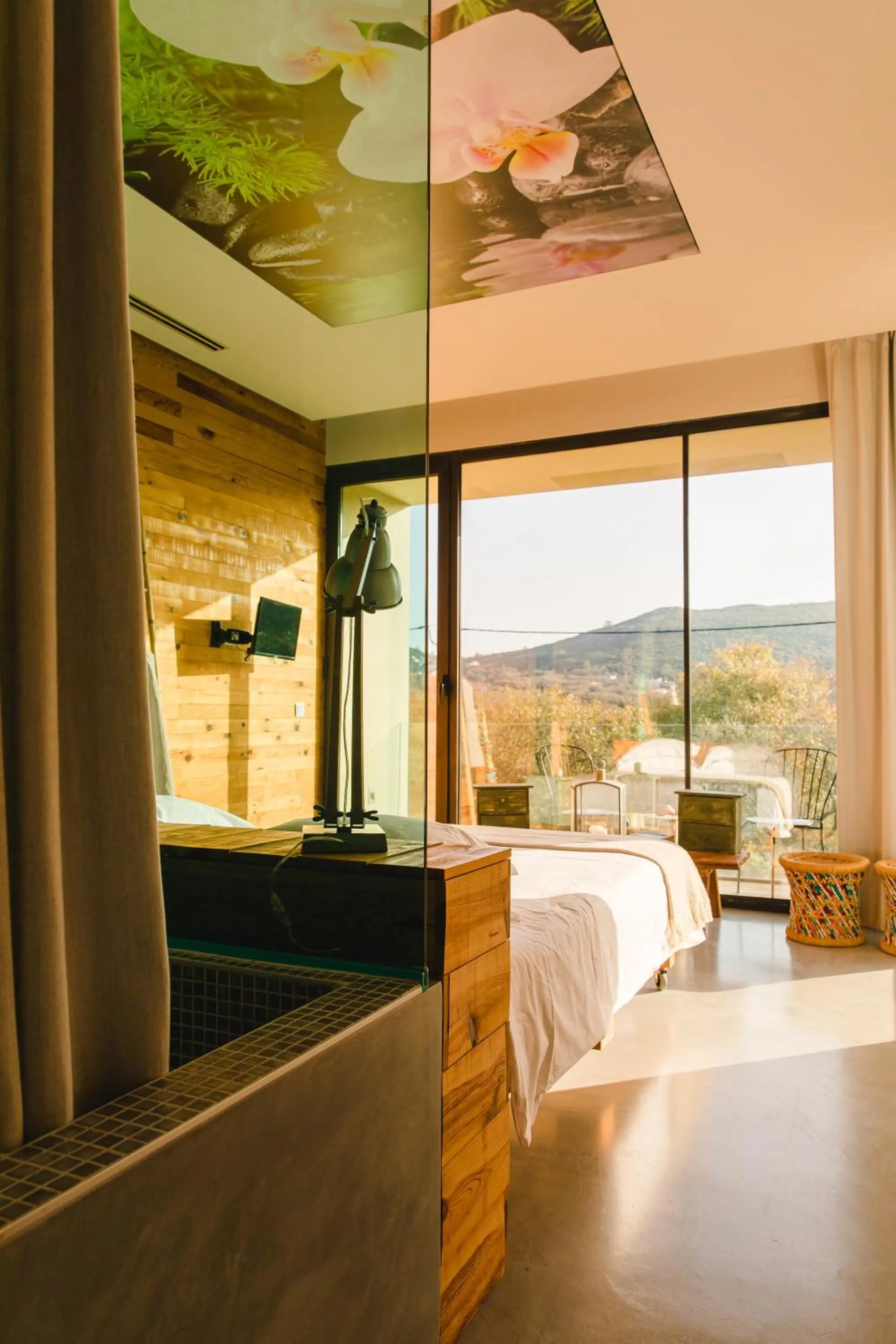 Photo of the whole room, Bed in Cooking and Nature - Emotional Hotel