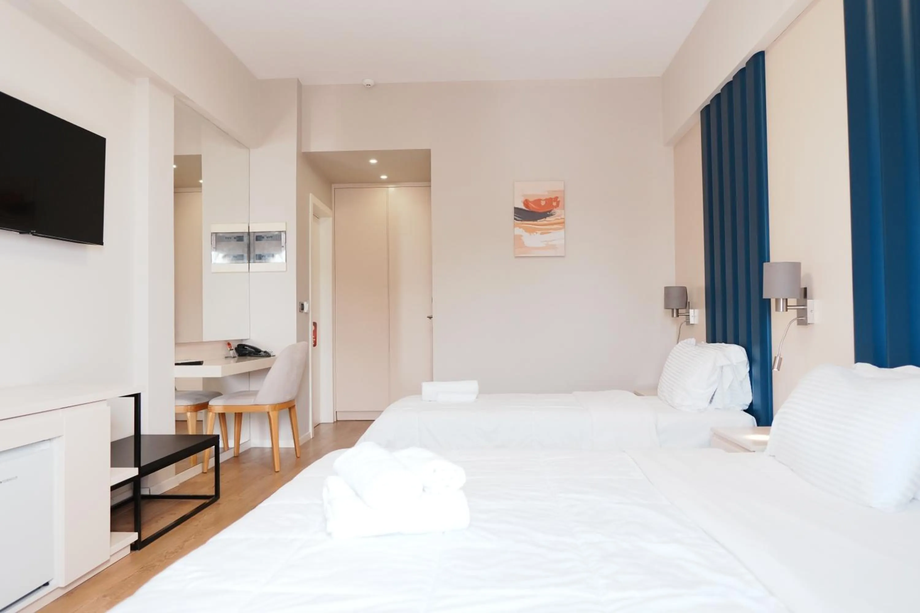 Communal lounge/ TV room, Bed in Hotel Blue Sky