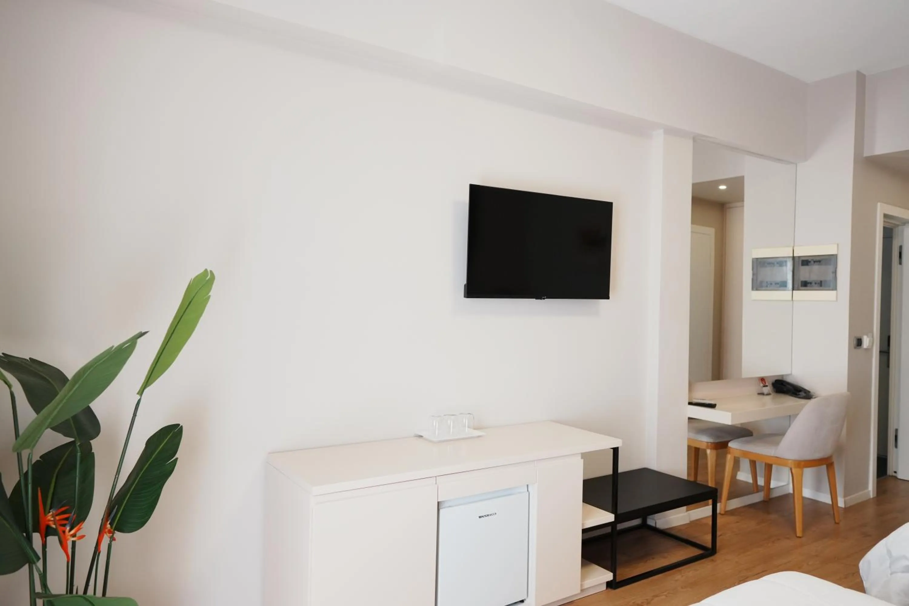 Communal lounge/ TV room in Hotel Blue Sky