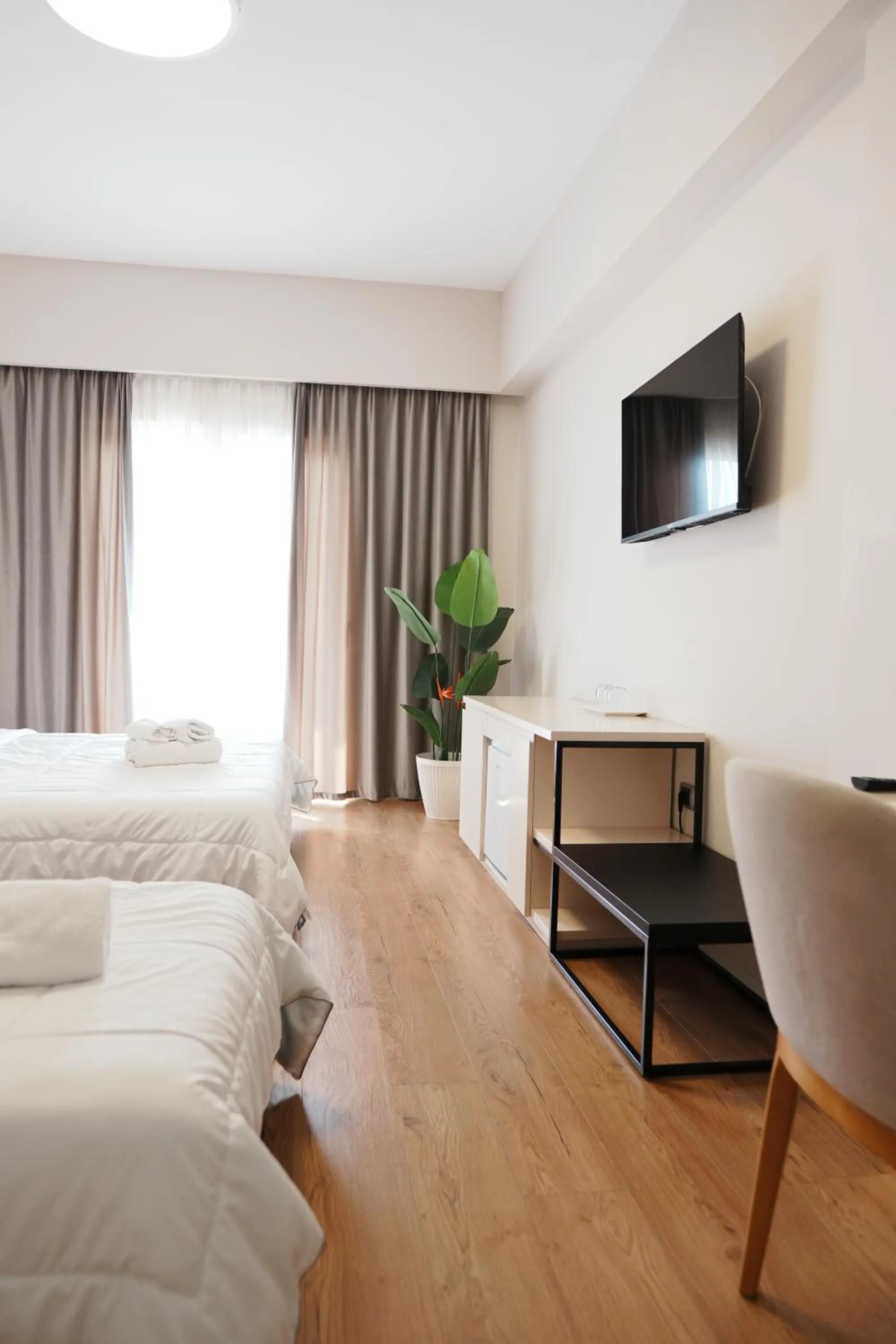 Communal lounge/ TV room, Bed in Hotel Blue Sky