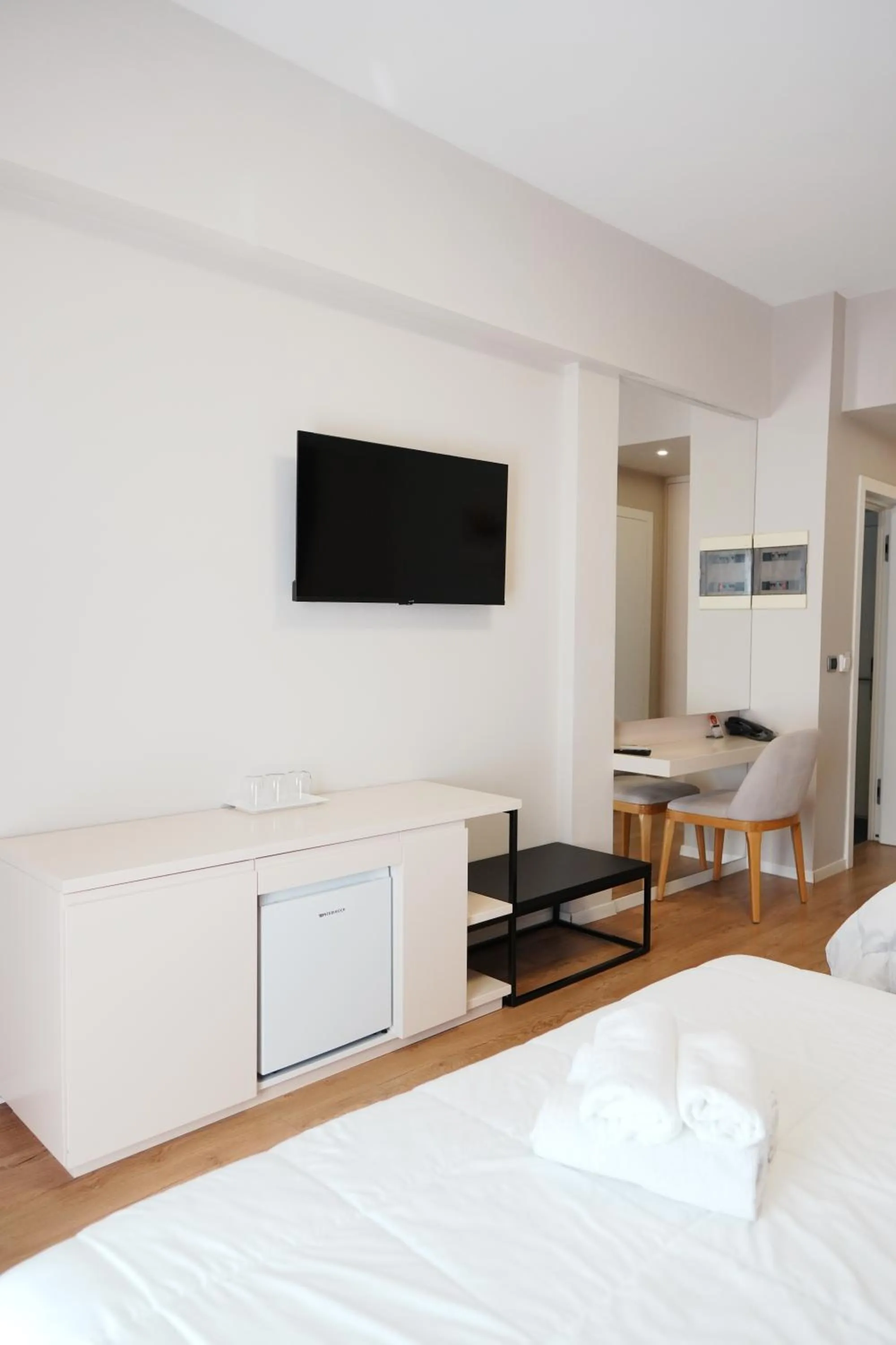 Communal lounge/ TV room, Bed in Hotel Blue Sky