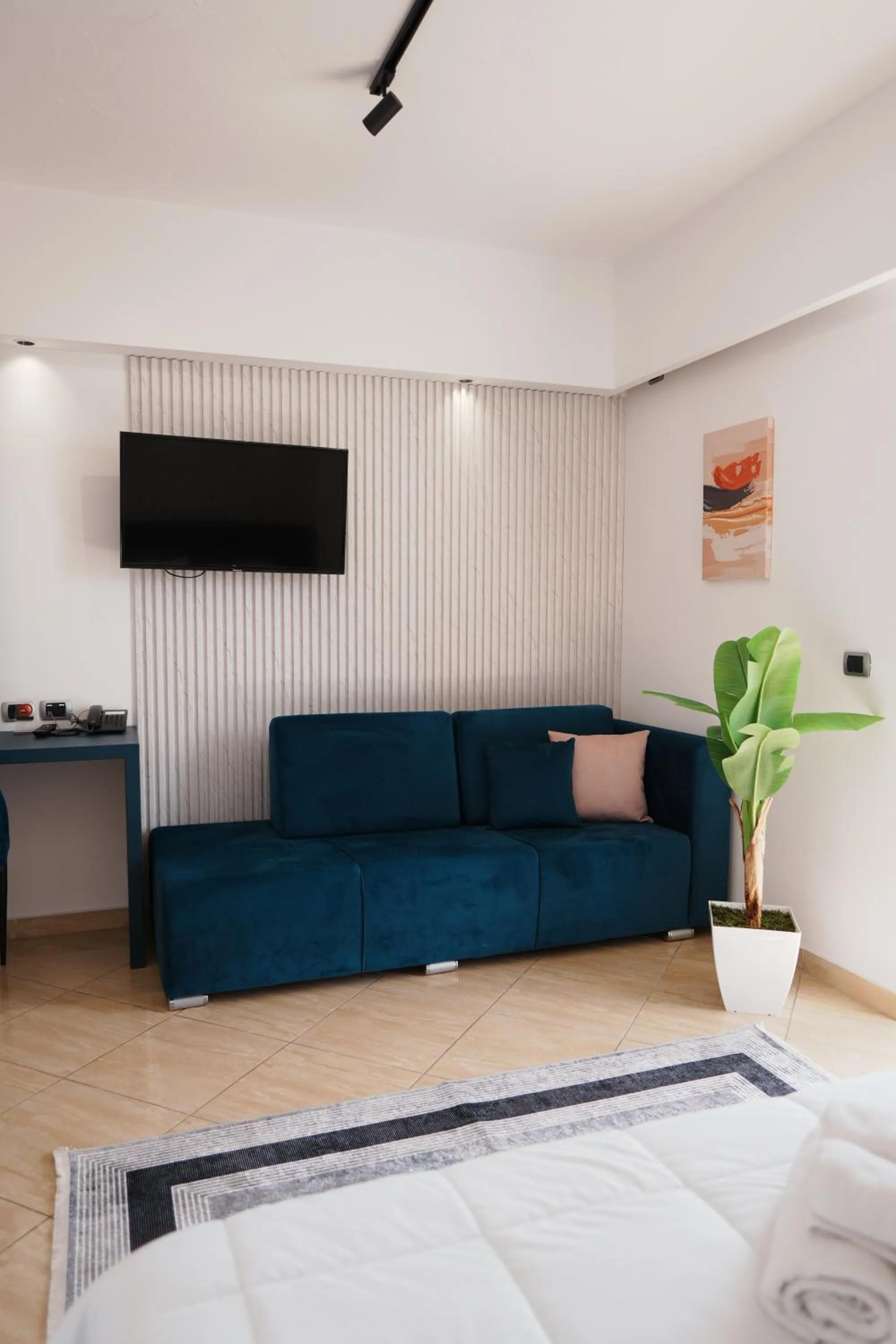 Communal lounge/ TV room, Bed in Hotel Blue Sky