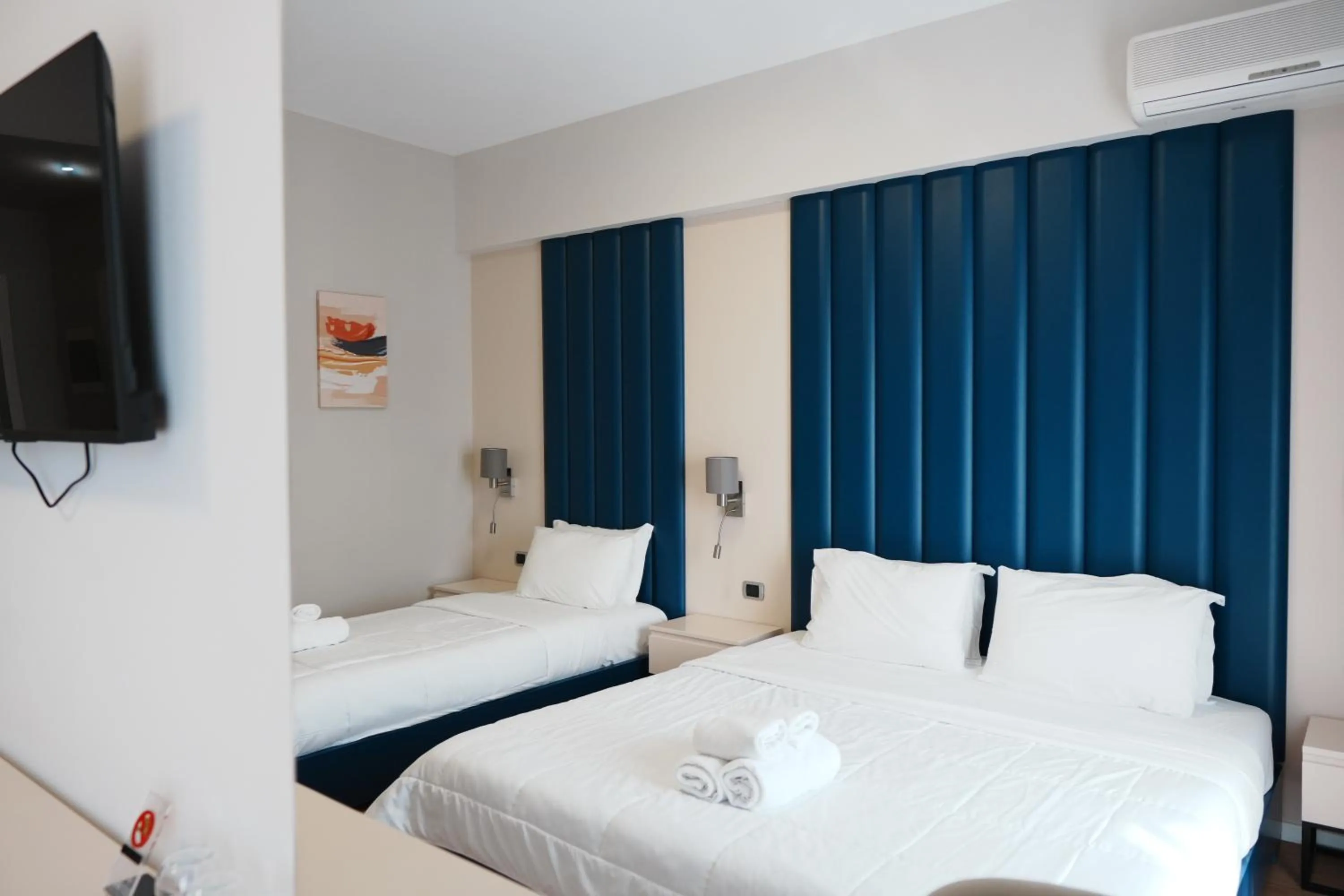 Communal lounge/ TV room, Bed in Hotel Blue Sky