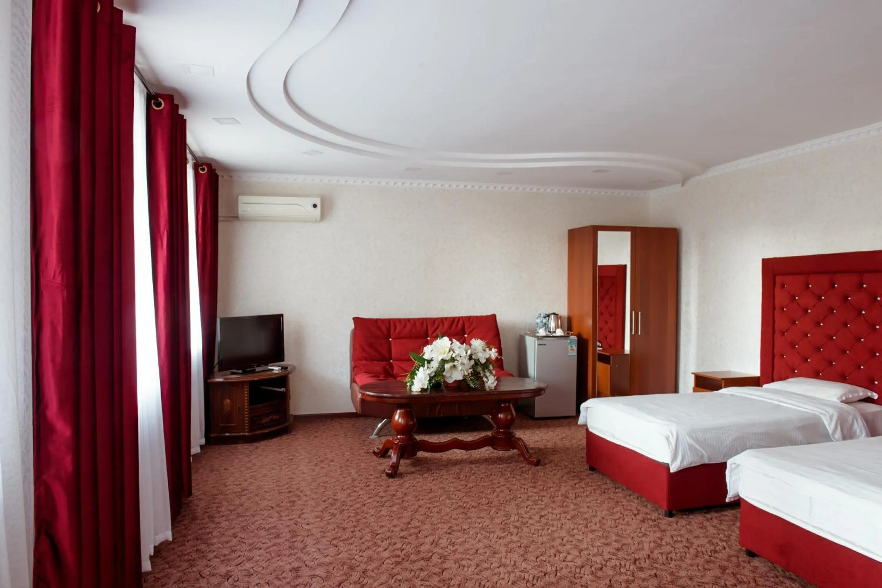 Photo of the whole room, Bed in Grand Hotel