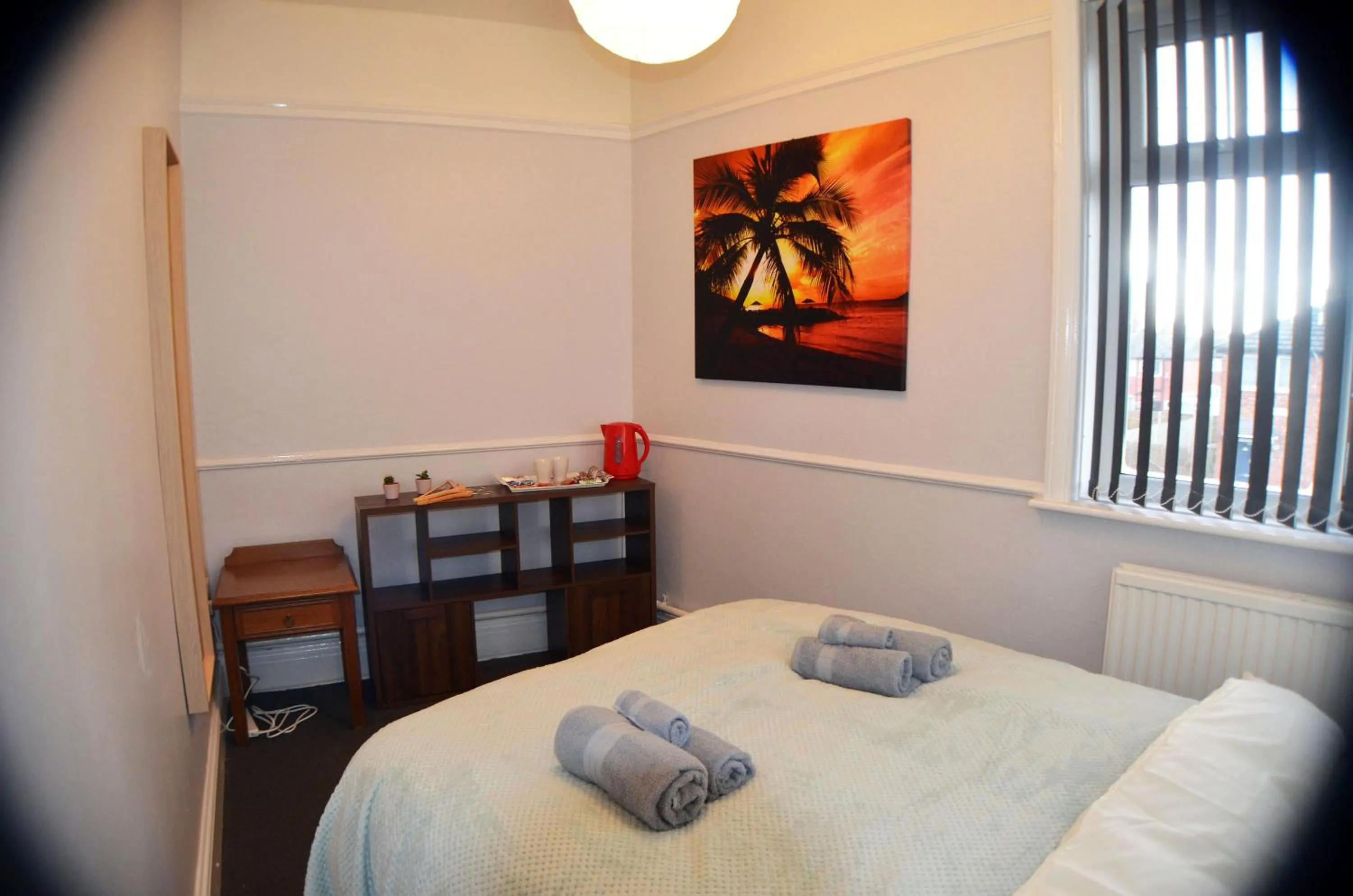 Coffee/tea facilities, Bed in Gorton Mount Hotel Manchester