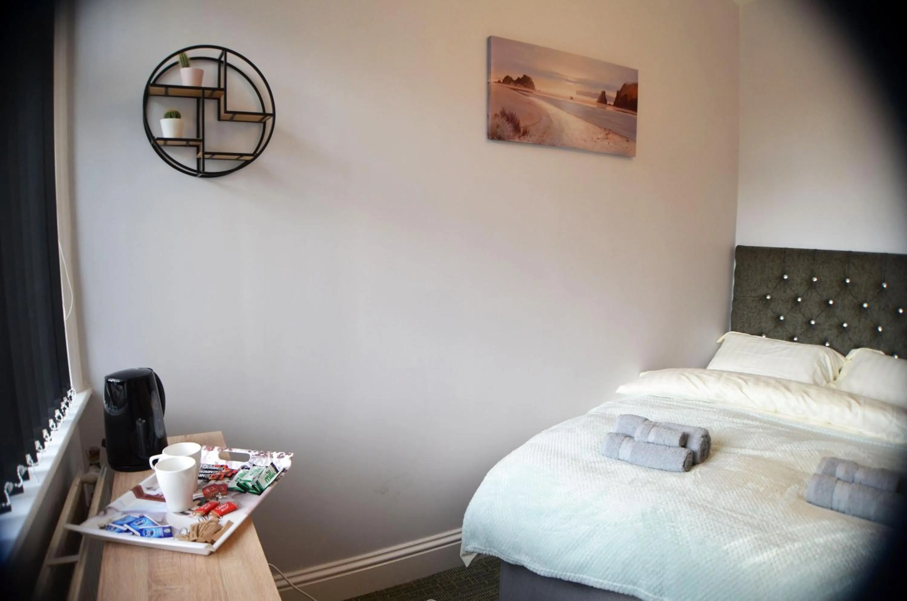 Coffee/tea facilities, Bed in Gorton Mount Hotel Manchester