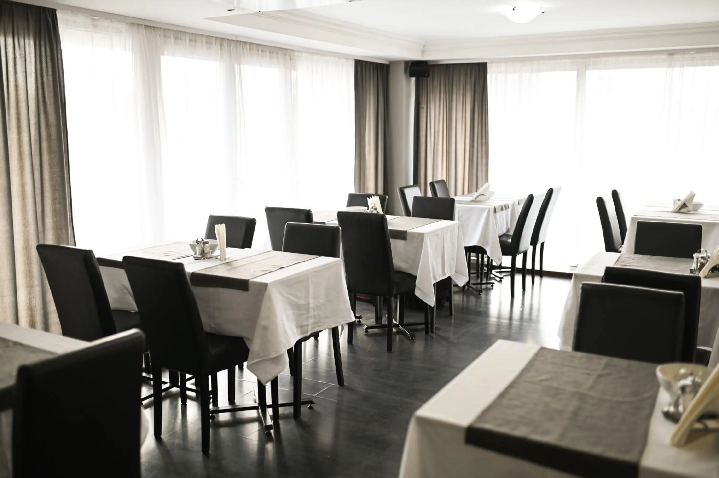 Restaurant/places to eat in Garni Hotel Dash