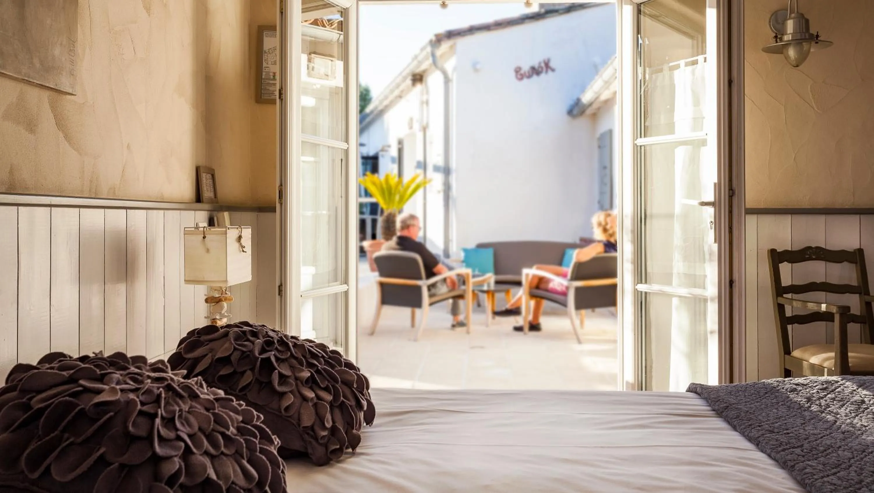 Patio, Bed in Hotel Les Bois Flottais