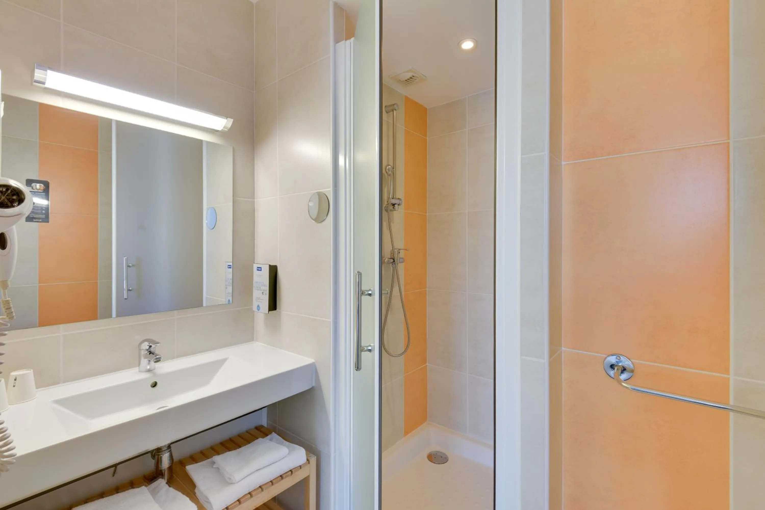 Bathroom in Kyriad Perpignan Sud