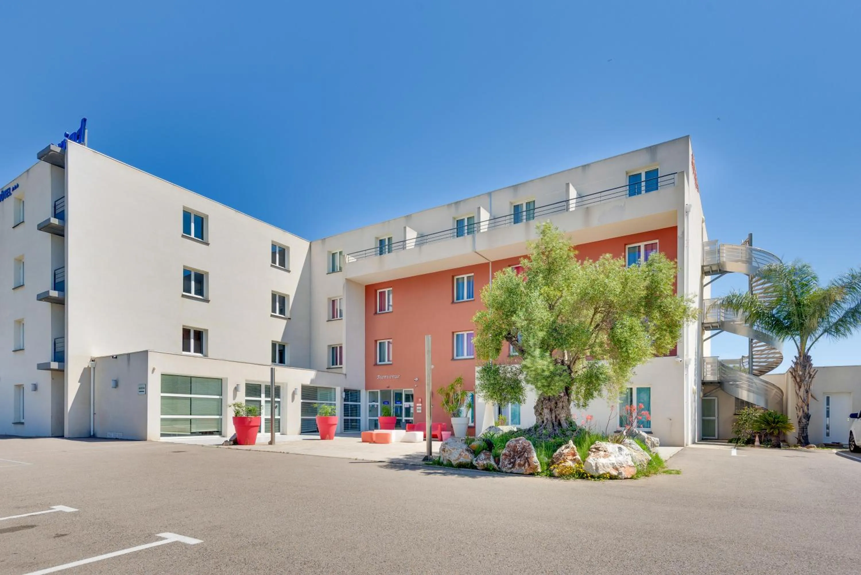 Property building in Kyriad Perpignan Sud