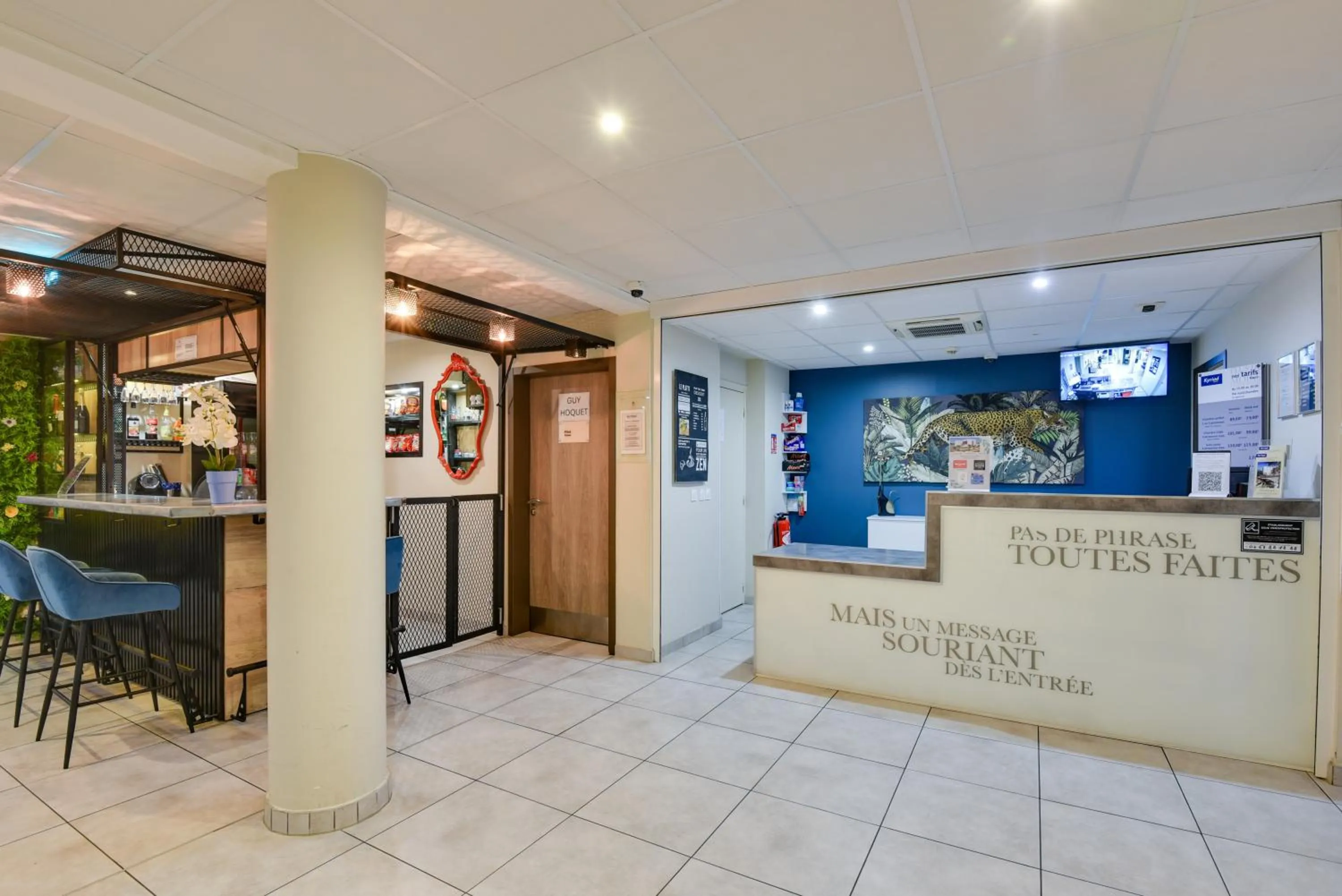 Lobby or reception in Kyriad Perpignan Sud