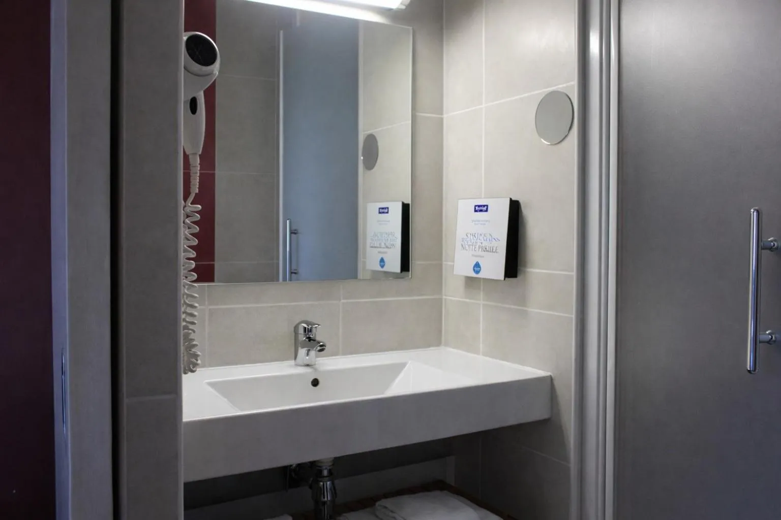 Bathroom in Kyriad Perpignan Sud