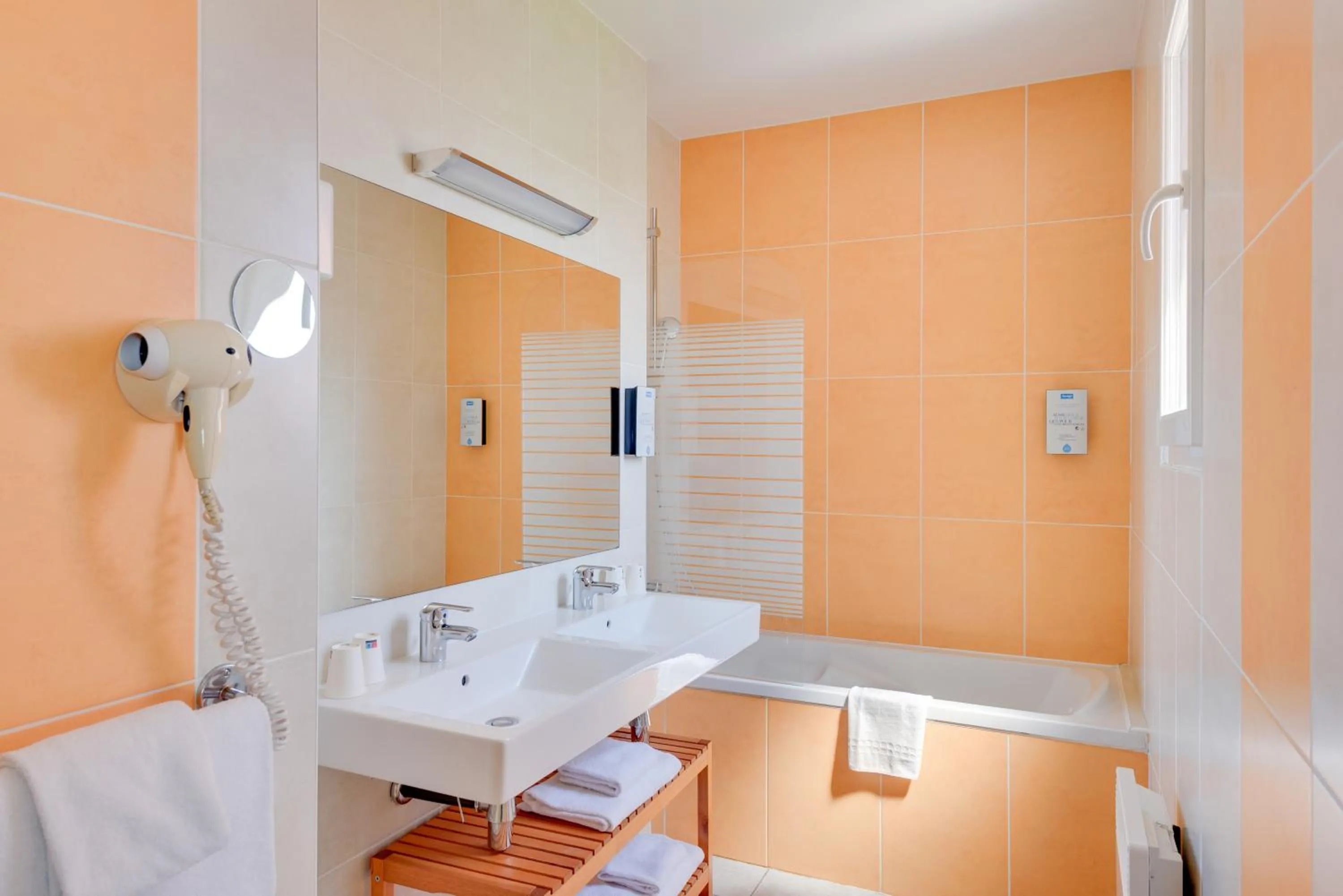 Bathroom, Bed in Kyriad Perpignan Sud