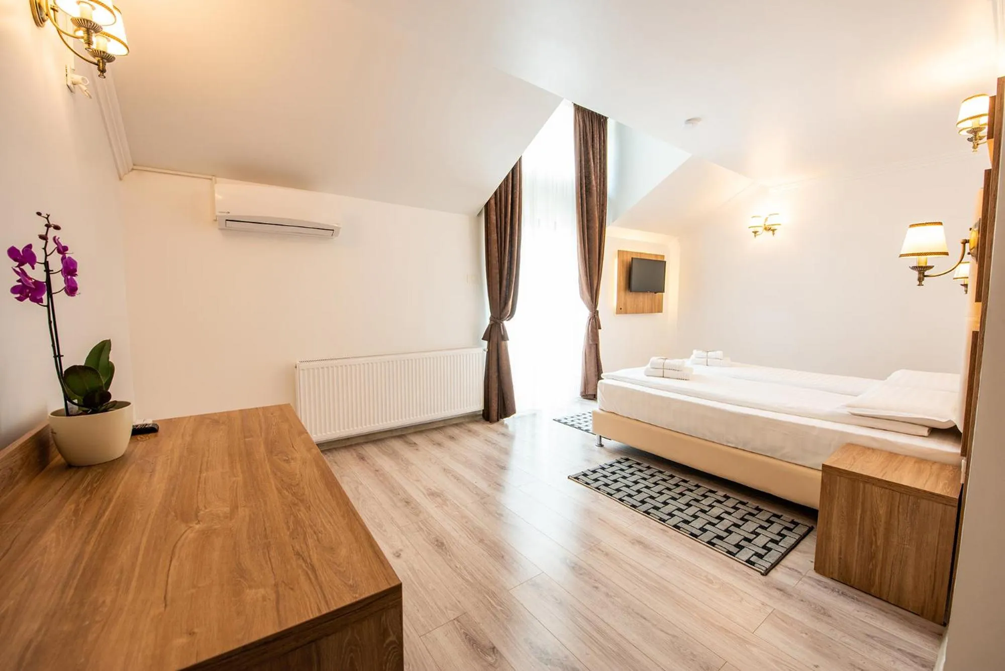 Bed in Pensiunea Carul cu flori