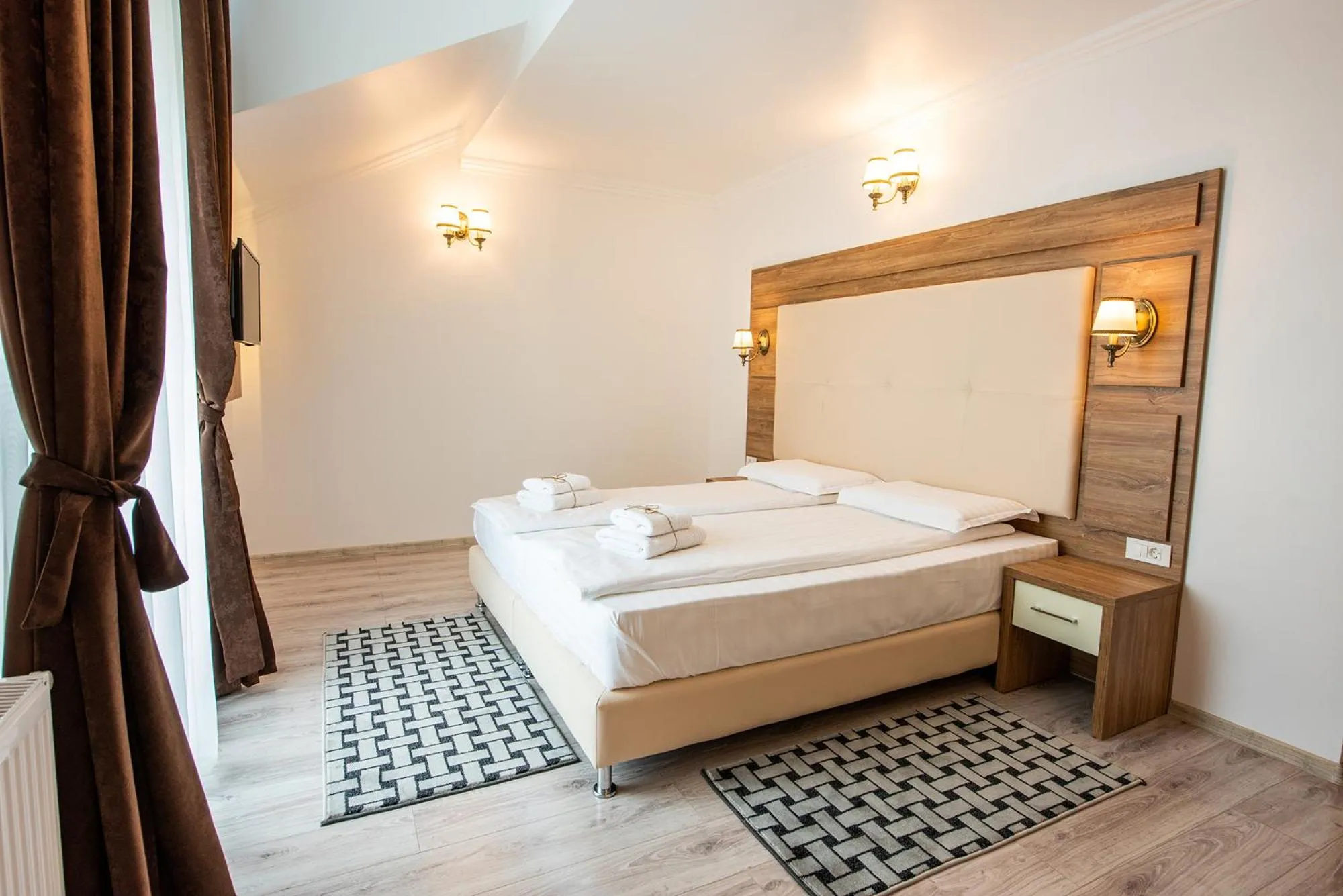 Bed in Pensiunea Carul cu flori