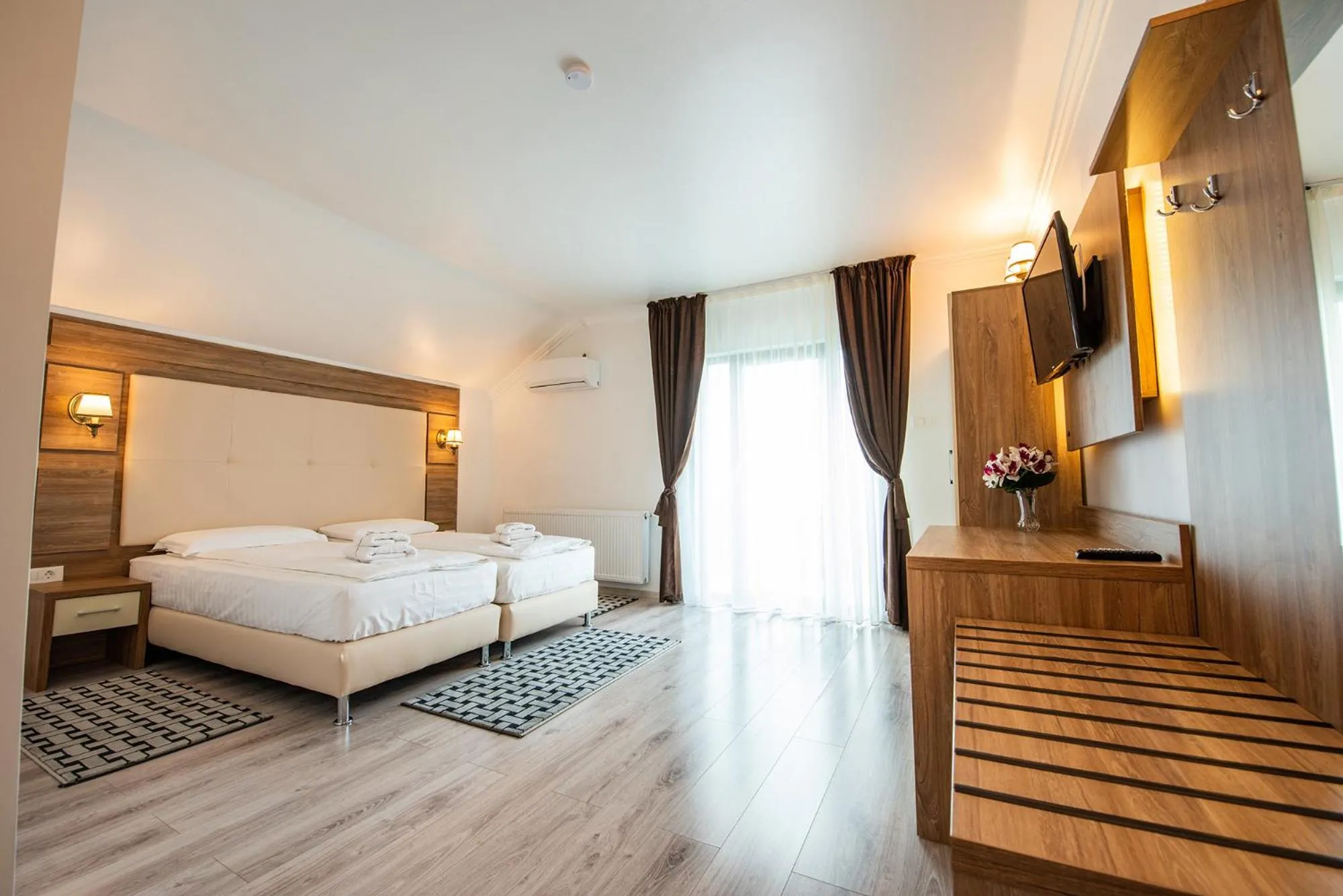 Bed in Pensiunea Carul cu flori