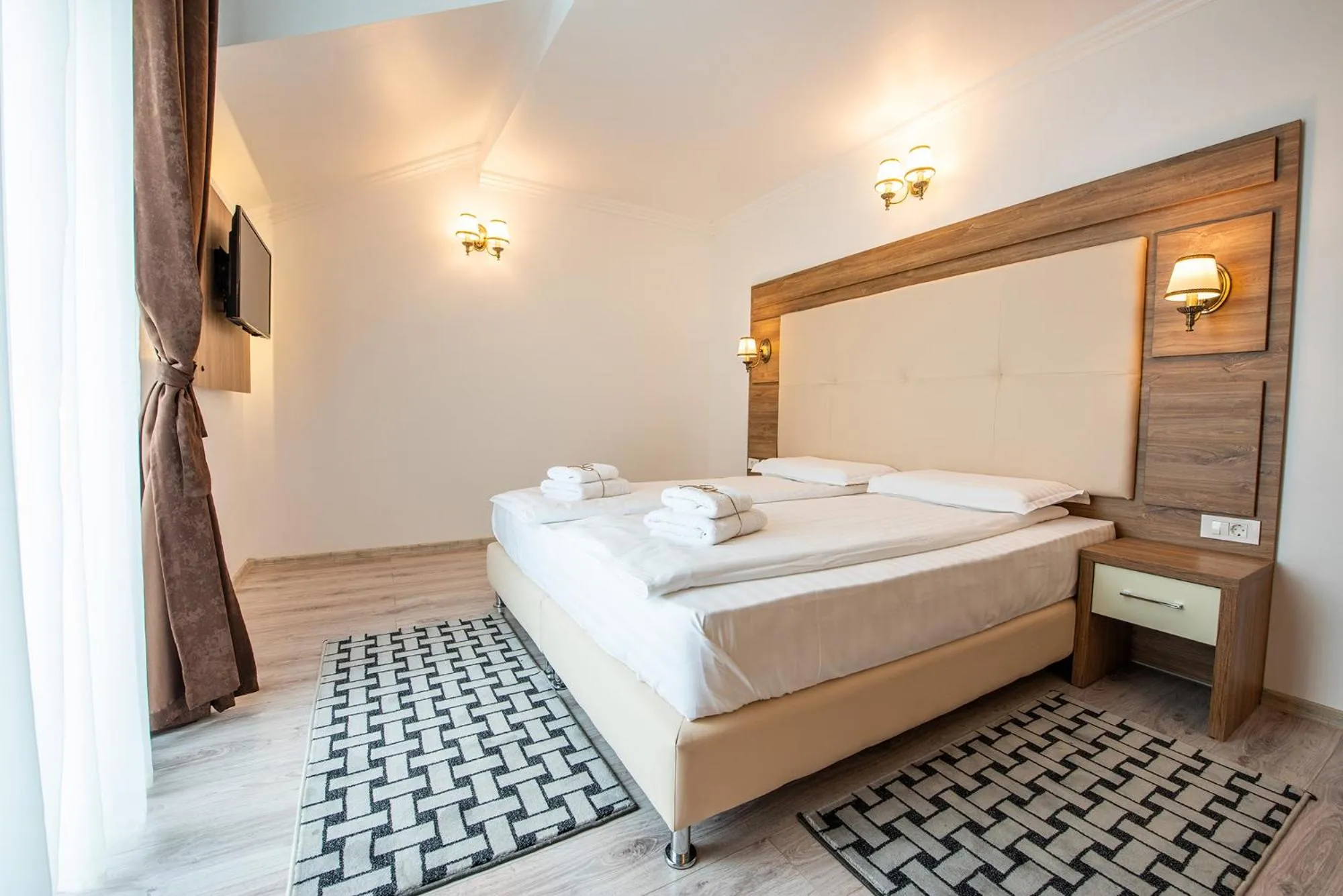 Bed in Pensiunea Carul cu flori