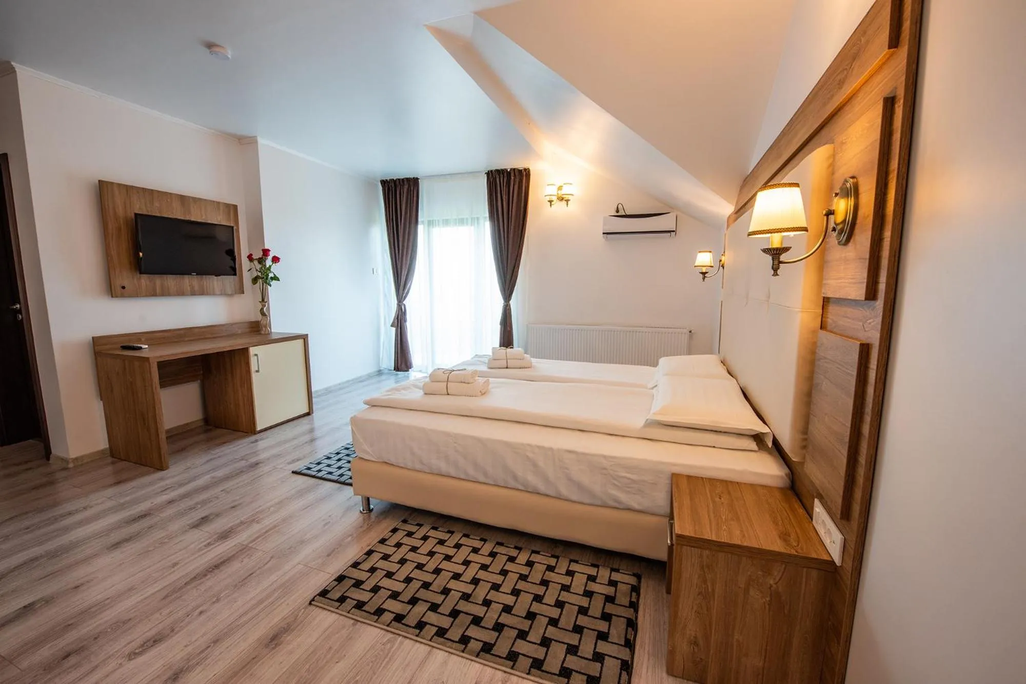 Bed in Pensiunea Carul cu flori