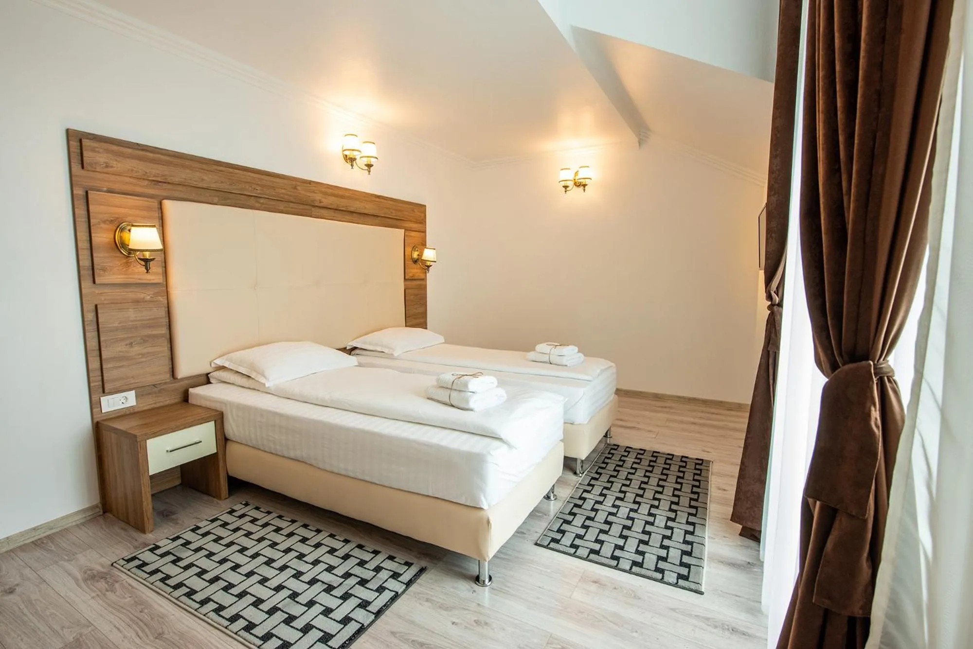 Bed in Pensiunea Carul cu flori