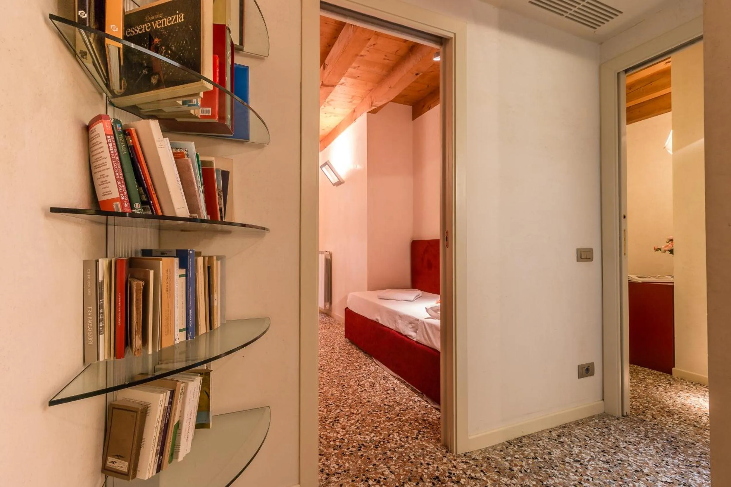 Photo of the whole room, Bed in Rialto Mercato a Family in Venice like at Home