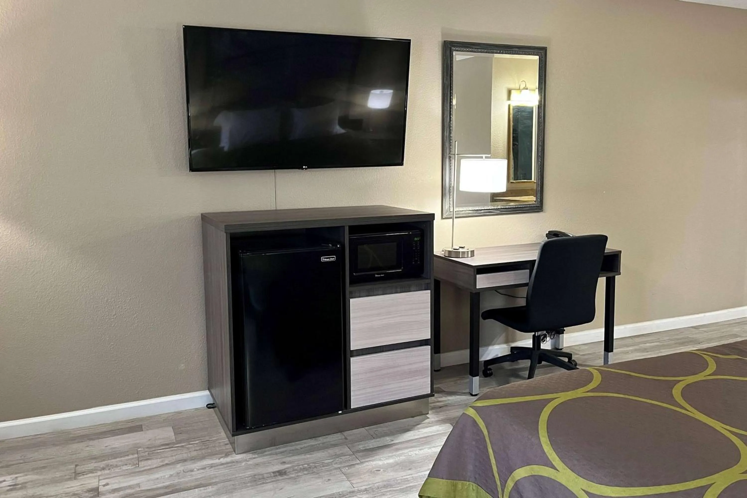 Photo of the whole room in Super 8 by Wyndham Harrison OH