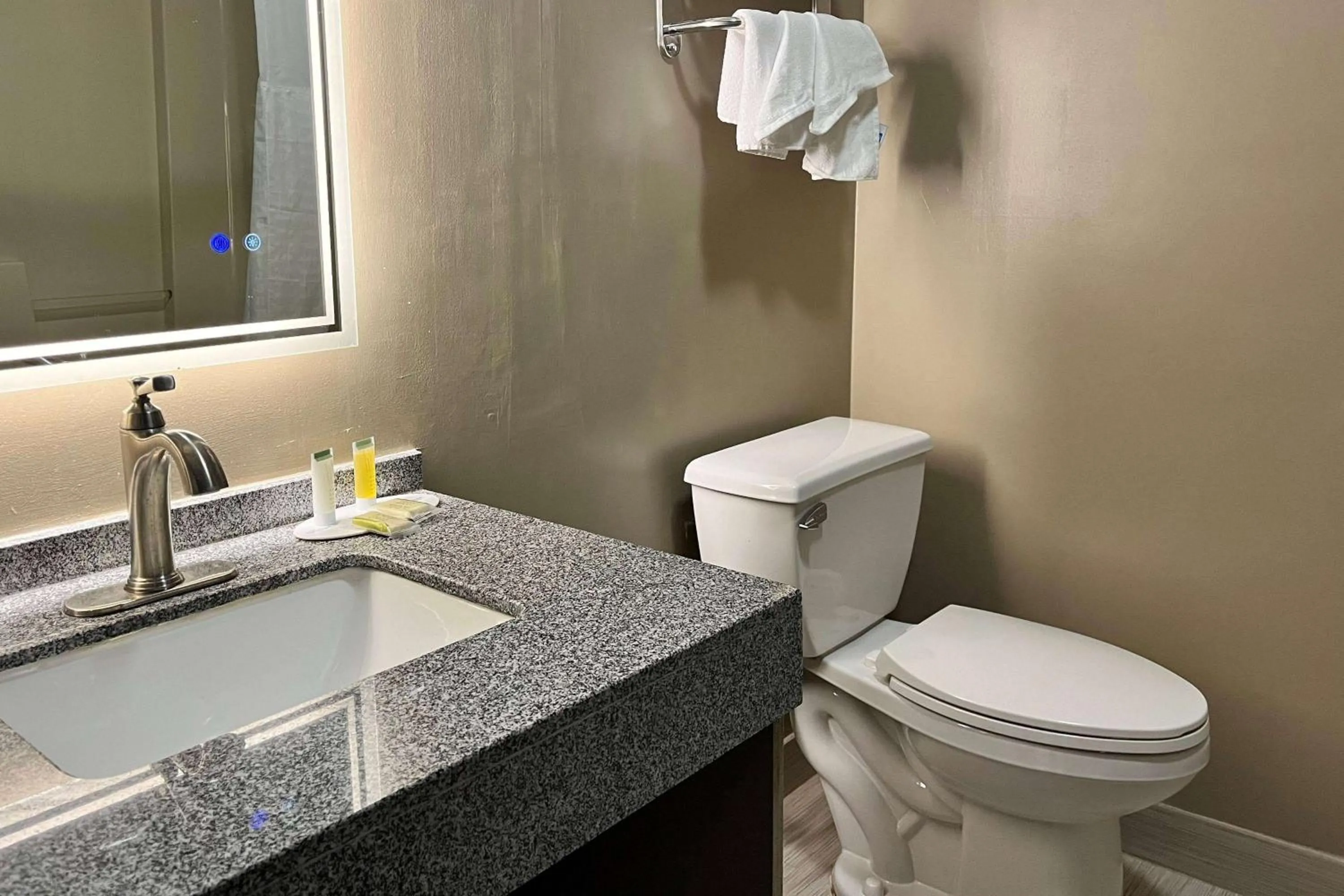 Photo of the whole room in Super 8 by Wyndham Harrison OH