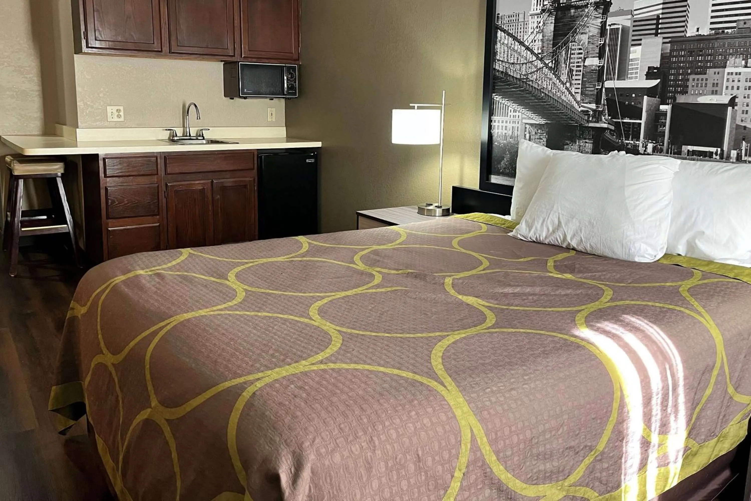 Photo of the whole room, Bed in Super 8 by Wyndham Harrison OH