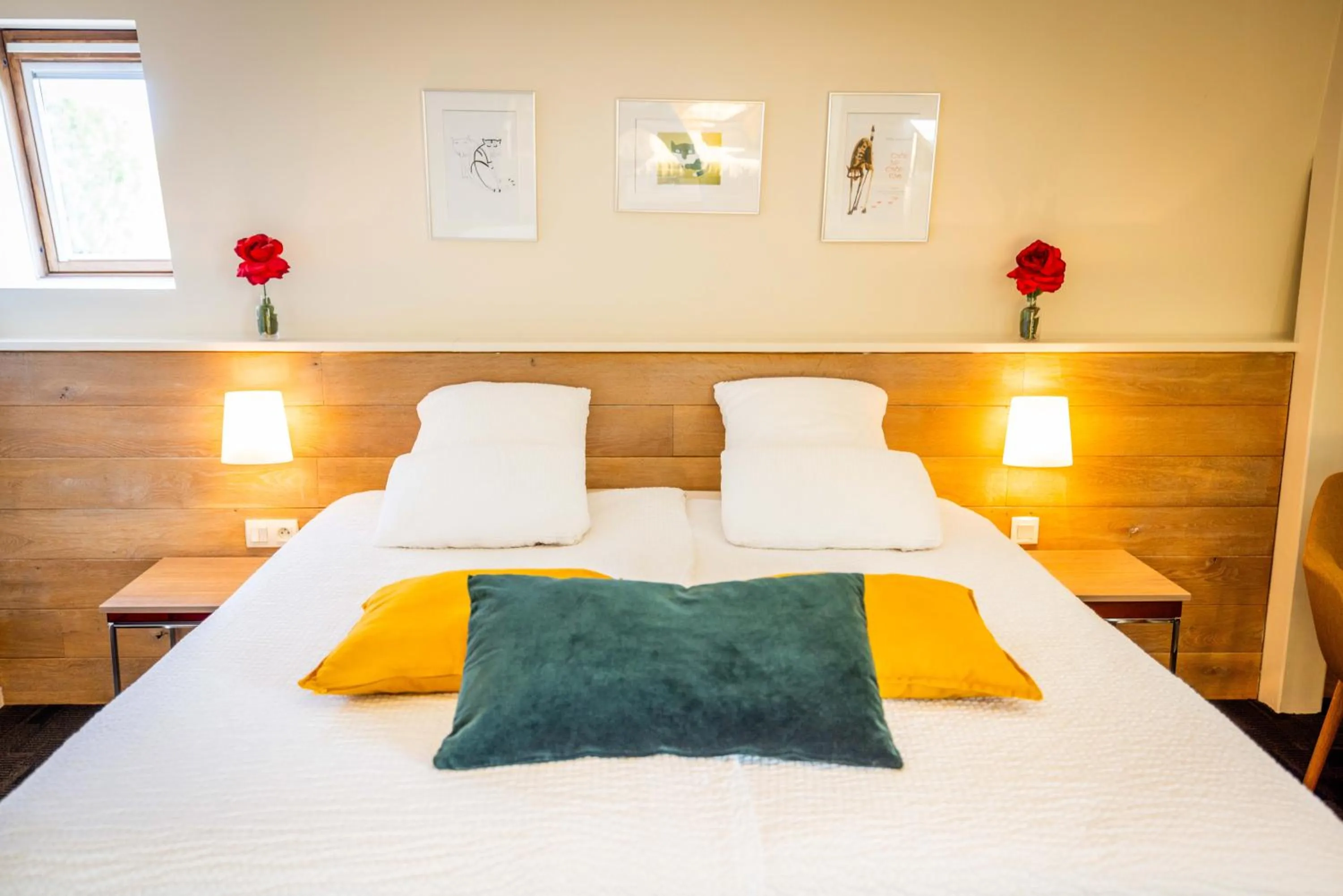 Bed in Logis Hôtel Restaurant & Spa La Rochette