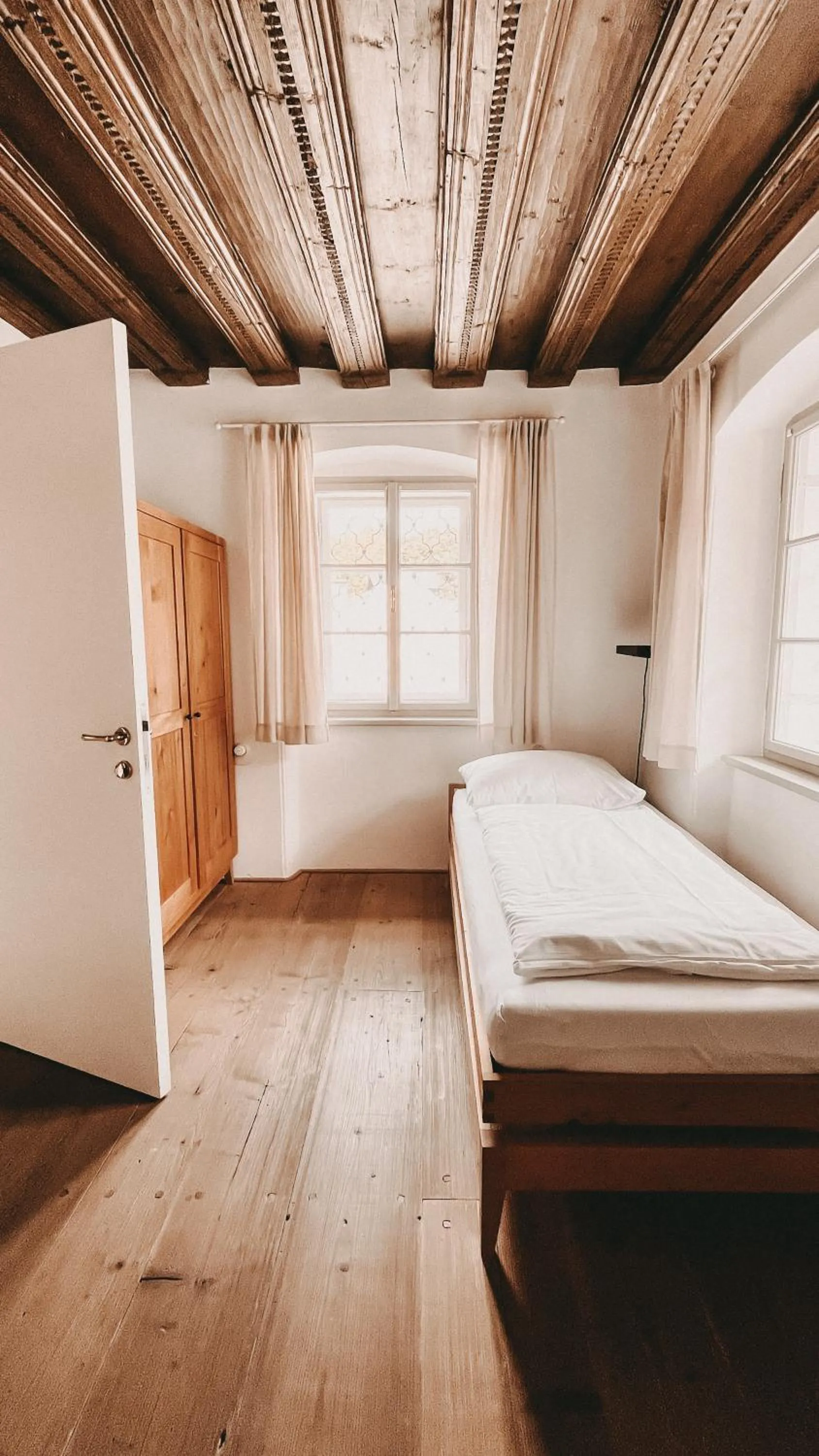 Bed in Schwarzes Haus