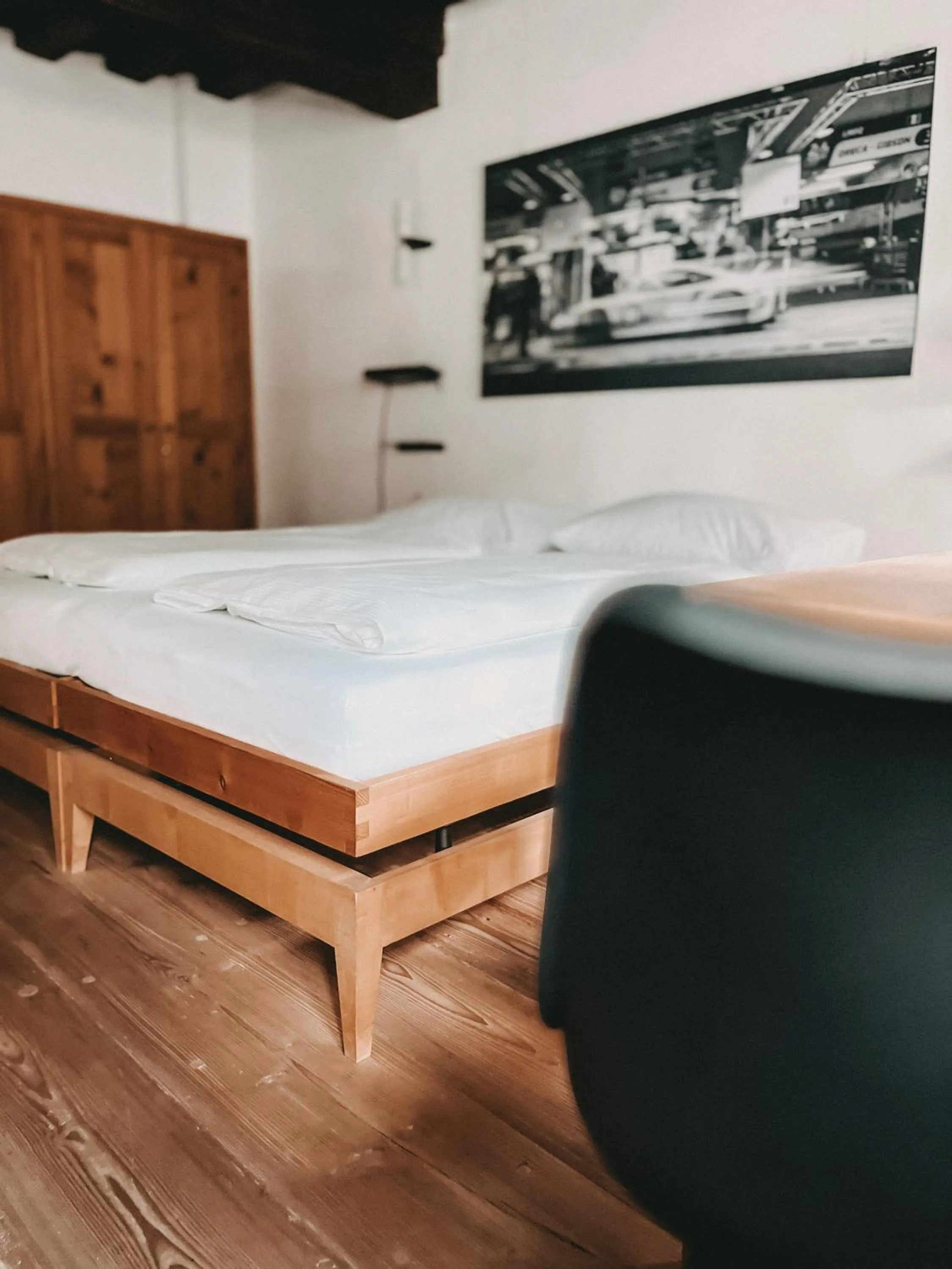 Bed in Schwarzes Haus