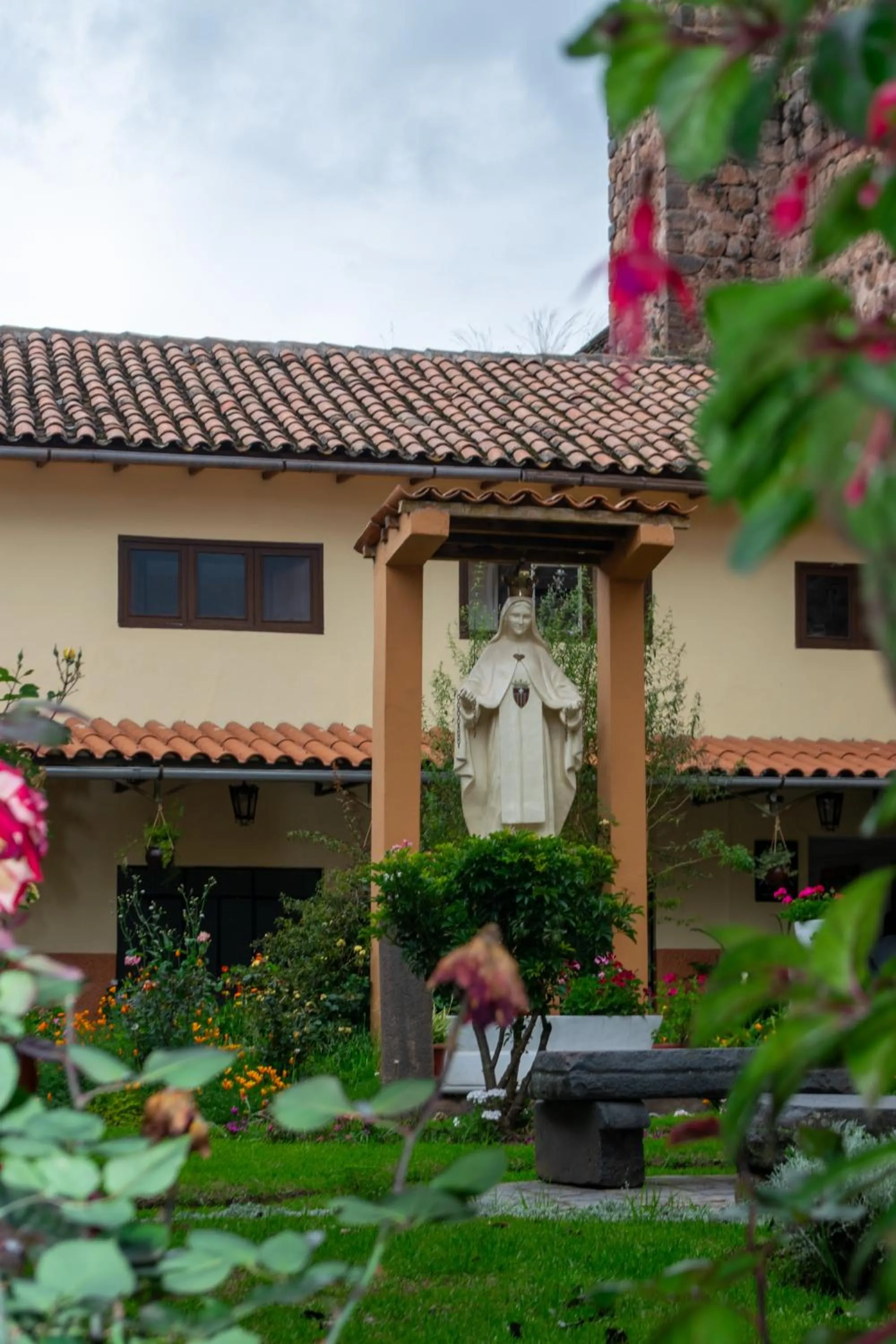 Patio in Hotel Monasterio San Pedro