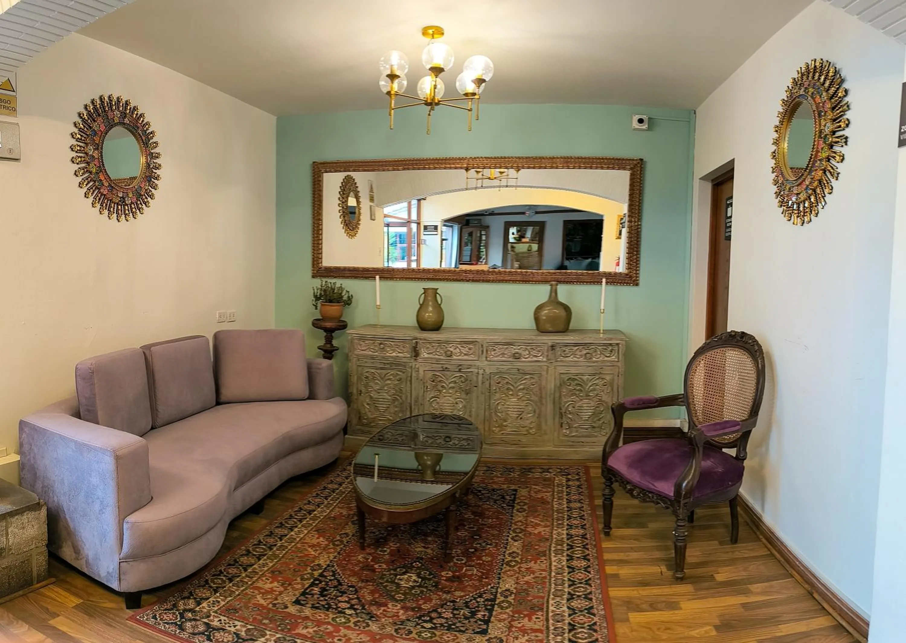 Living room in Hotel Monasterio San Pedro