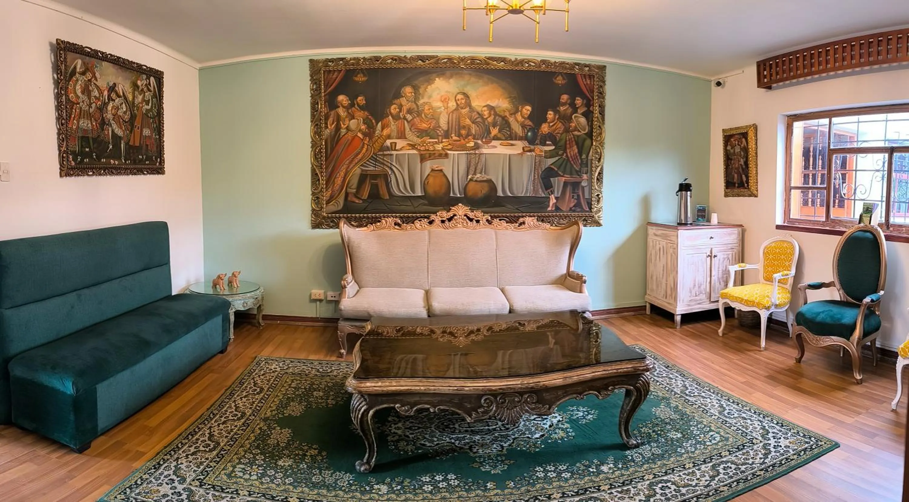 Living room in Hotel Monasterio San Pedro