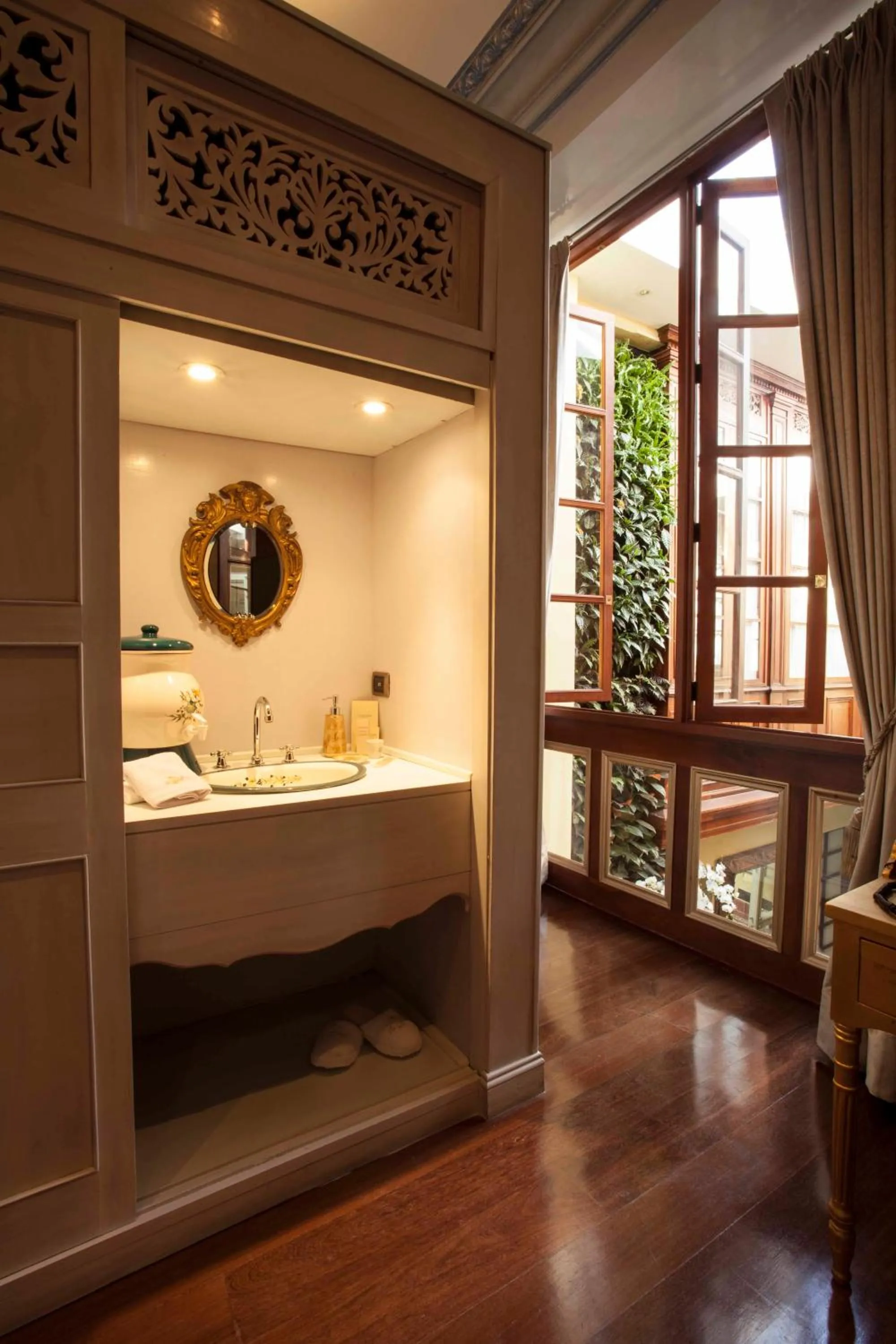 Photo of the whole room in The Orchids