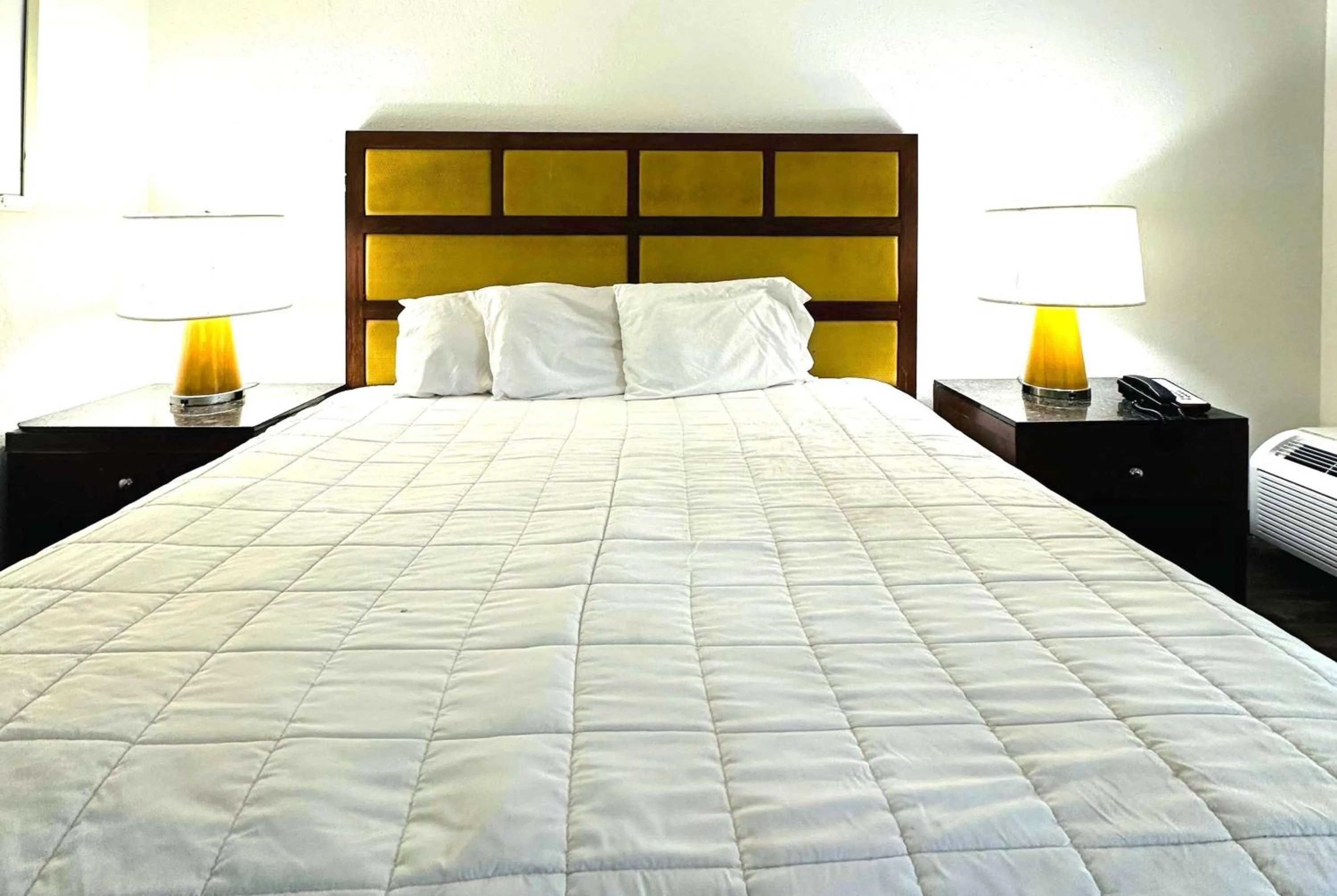 Photo of the whole room, Bed in Baymont Inn and Suites by Wyndham Columbus / Near OSU