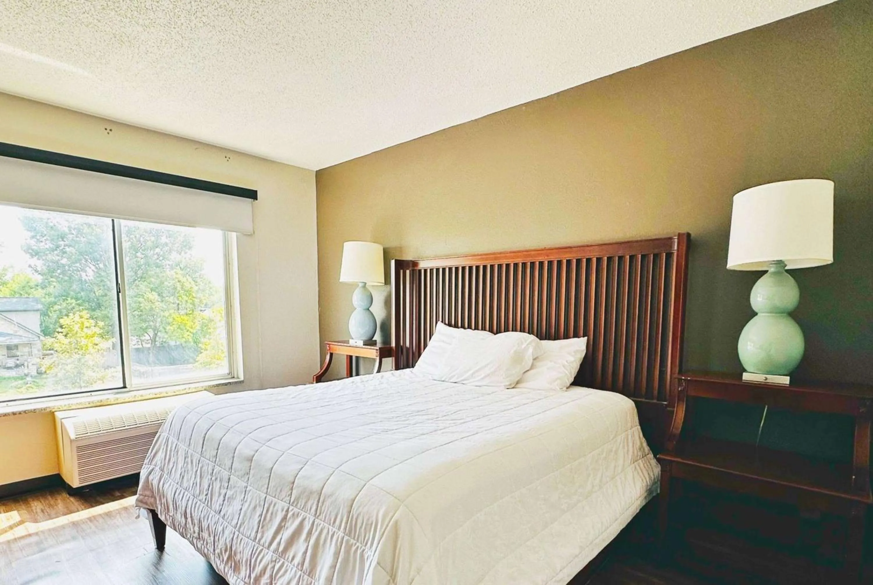 Photo of the whole room, Bed in Baymont Inn and Suites by Wyndham Columbus / Near OSU