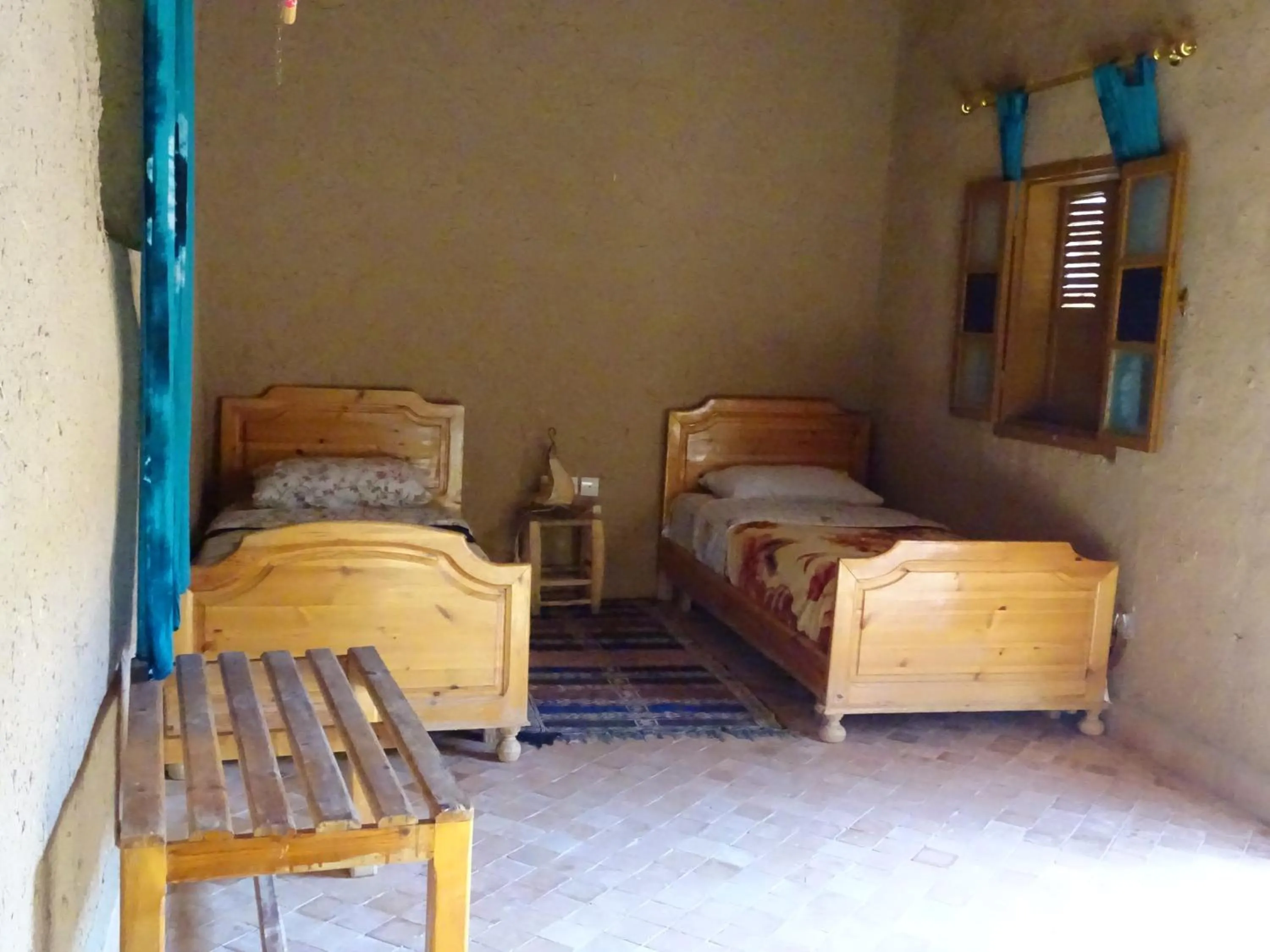 Library, Bed in Maison Nomades