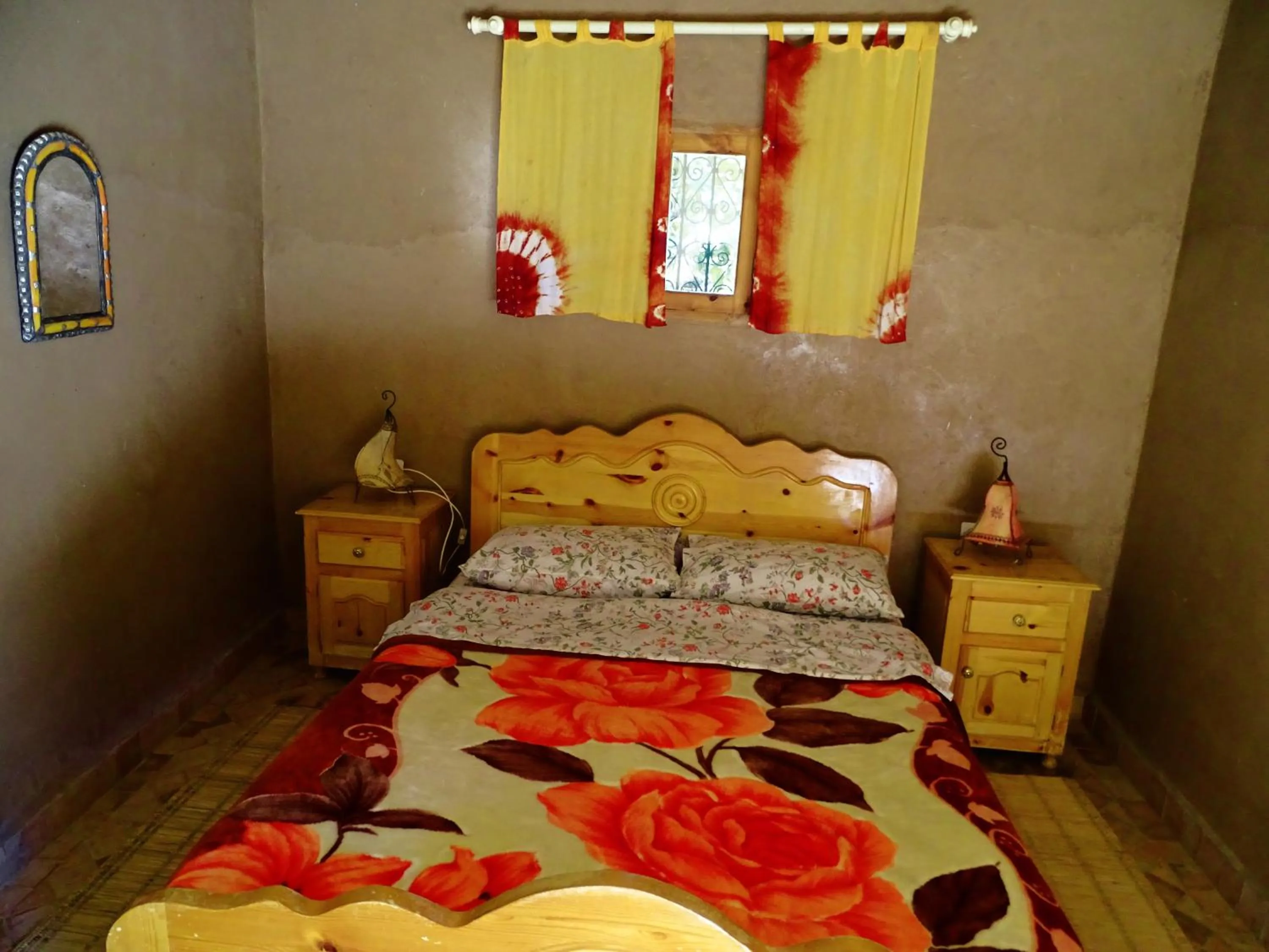 Library, Bed in Maison Nomades