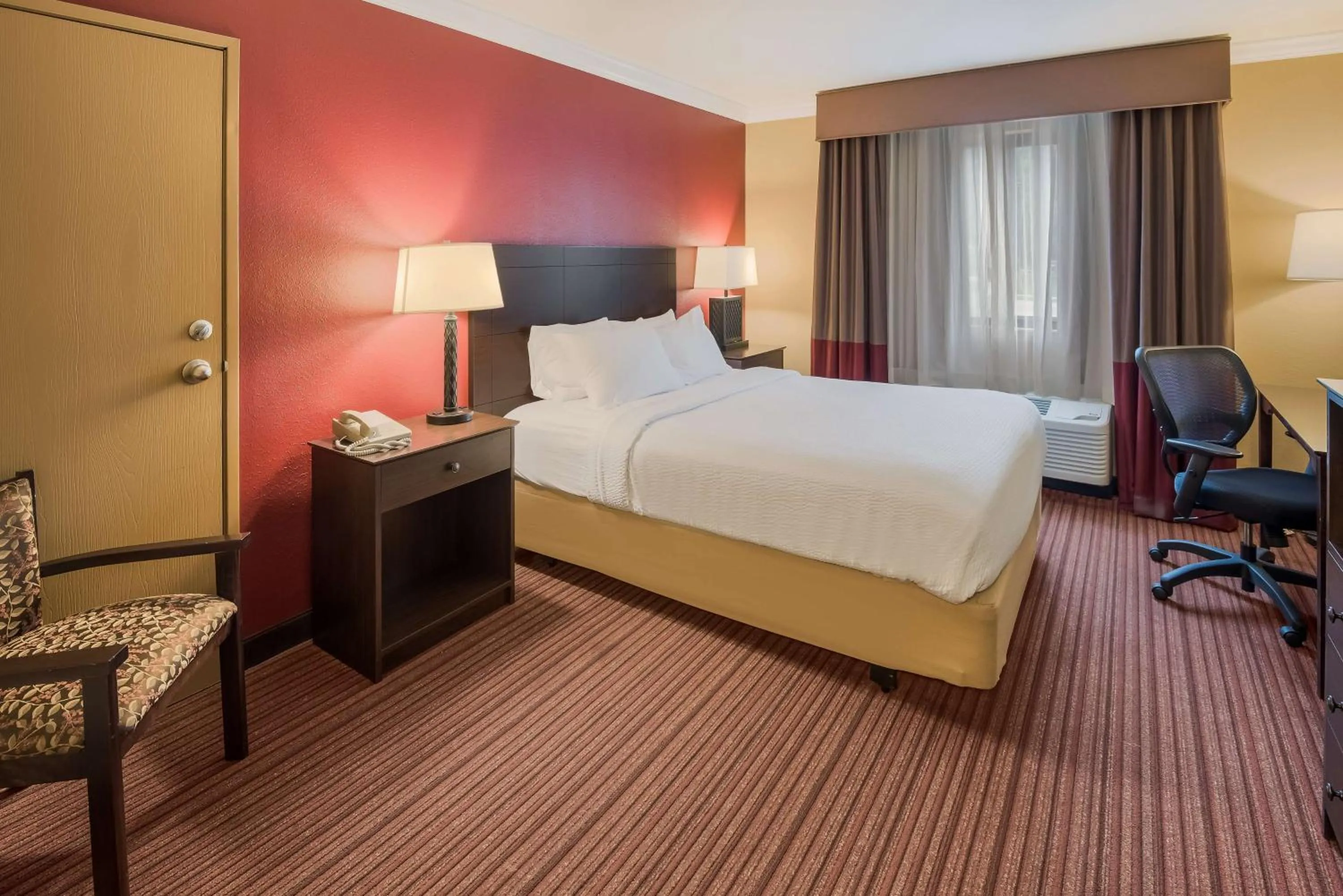 Bed in Best Western Sycamore Inn