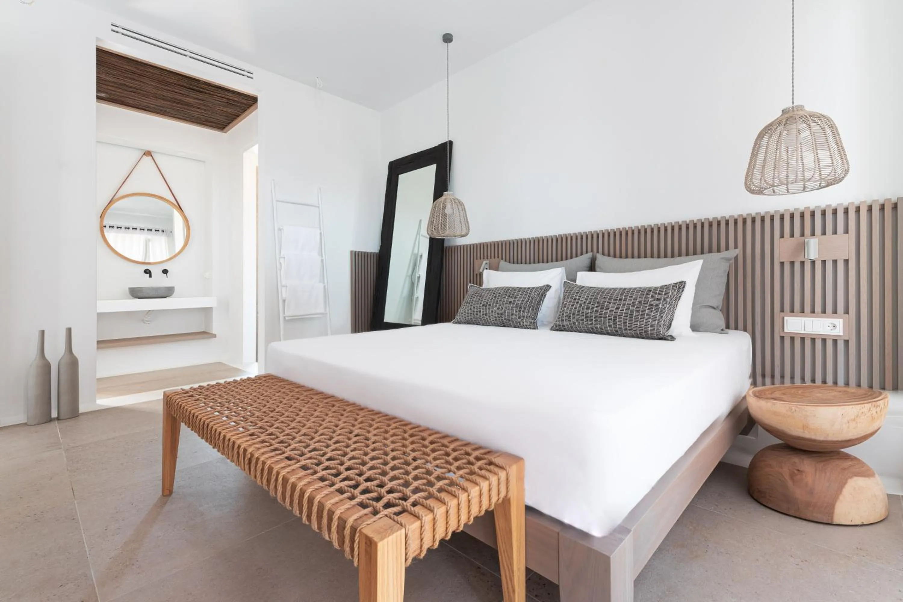 Photo of the whole room, Bed in Cove Paros