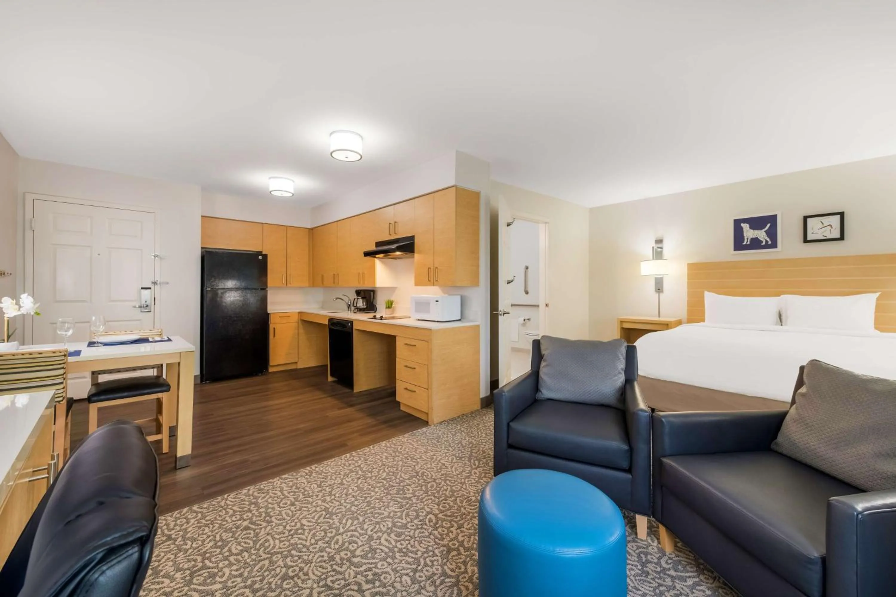 Photo of the whole room, Bed in Sonesta ES Suites Charlotte Arrowood