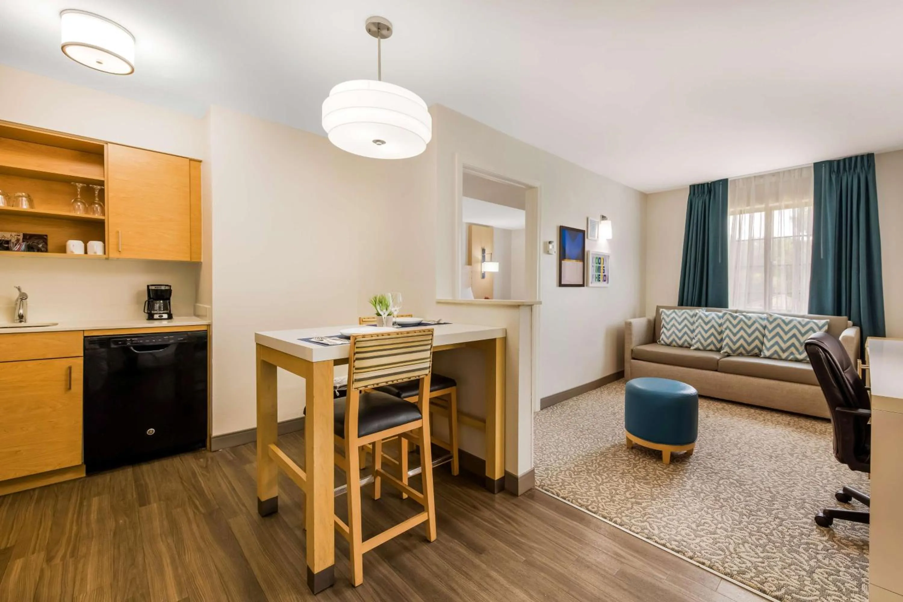 Living room in Sonesta ES Suites Charlotte Arrowood