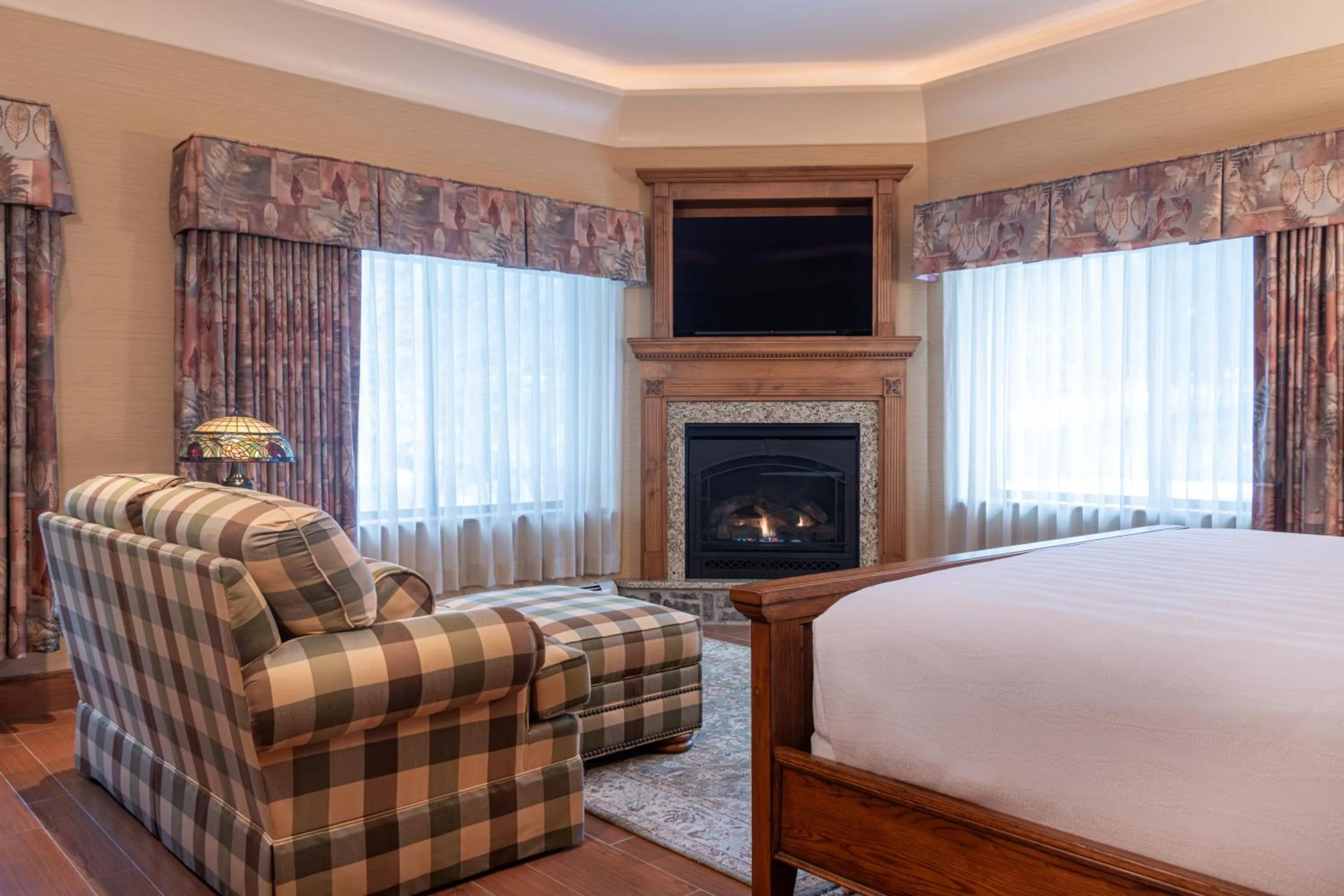 Living room, Bed in Best Western Plus Waterbury - Stowe