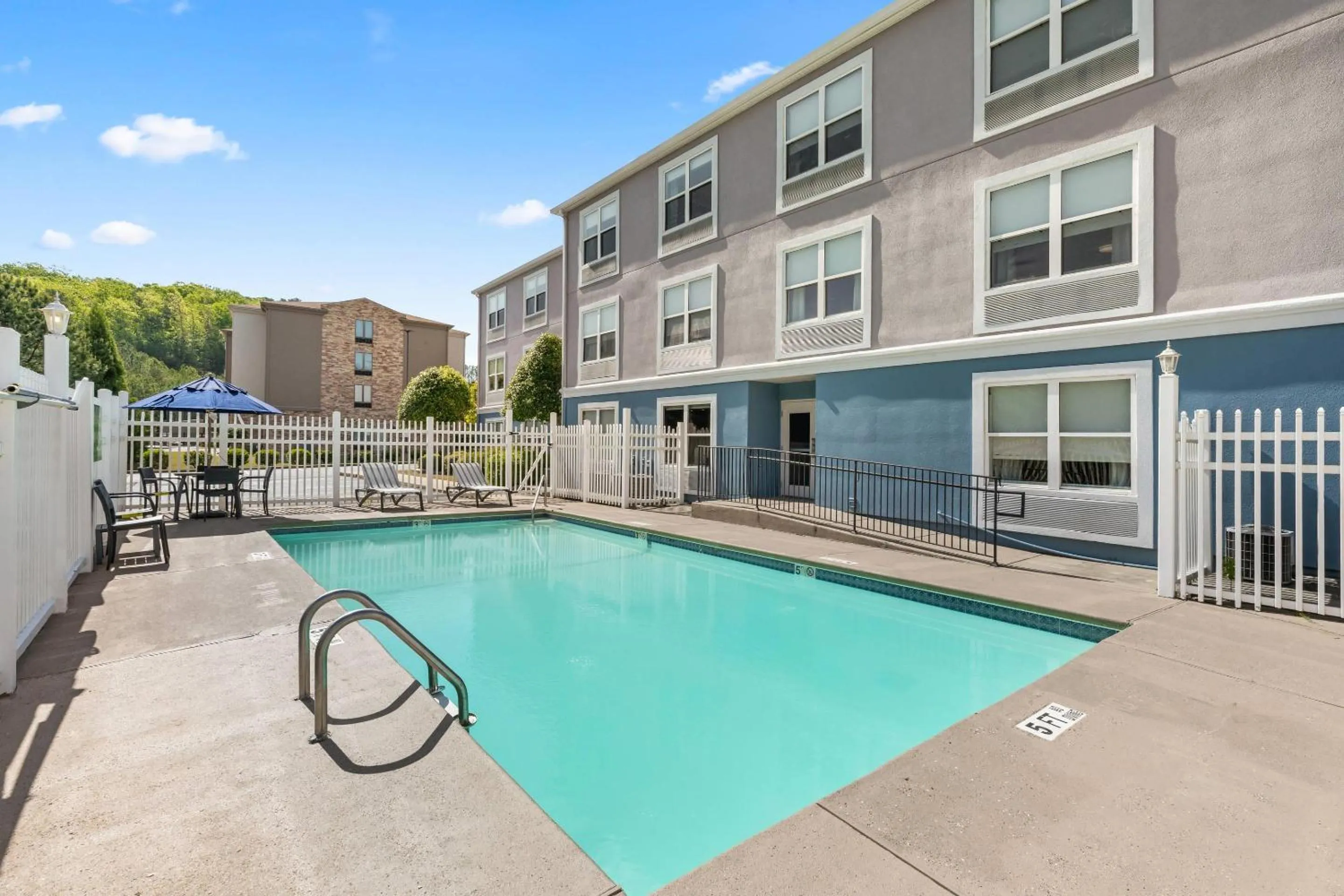 Swimming pool in Comfort Inn & Suites Rome South