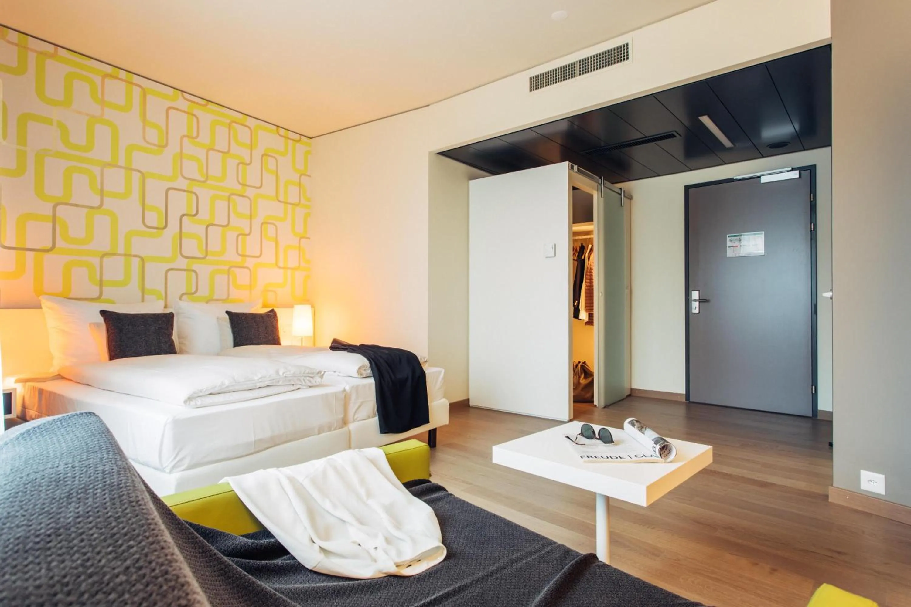 Photo of the whole room, Bed in harry's home Zürich-Wallisellen