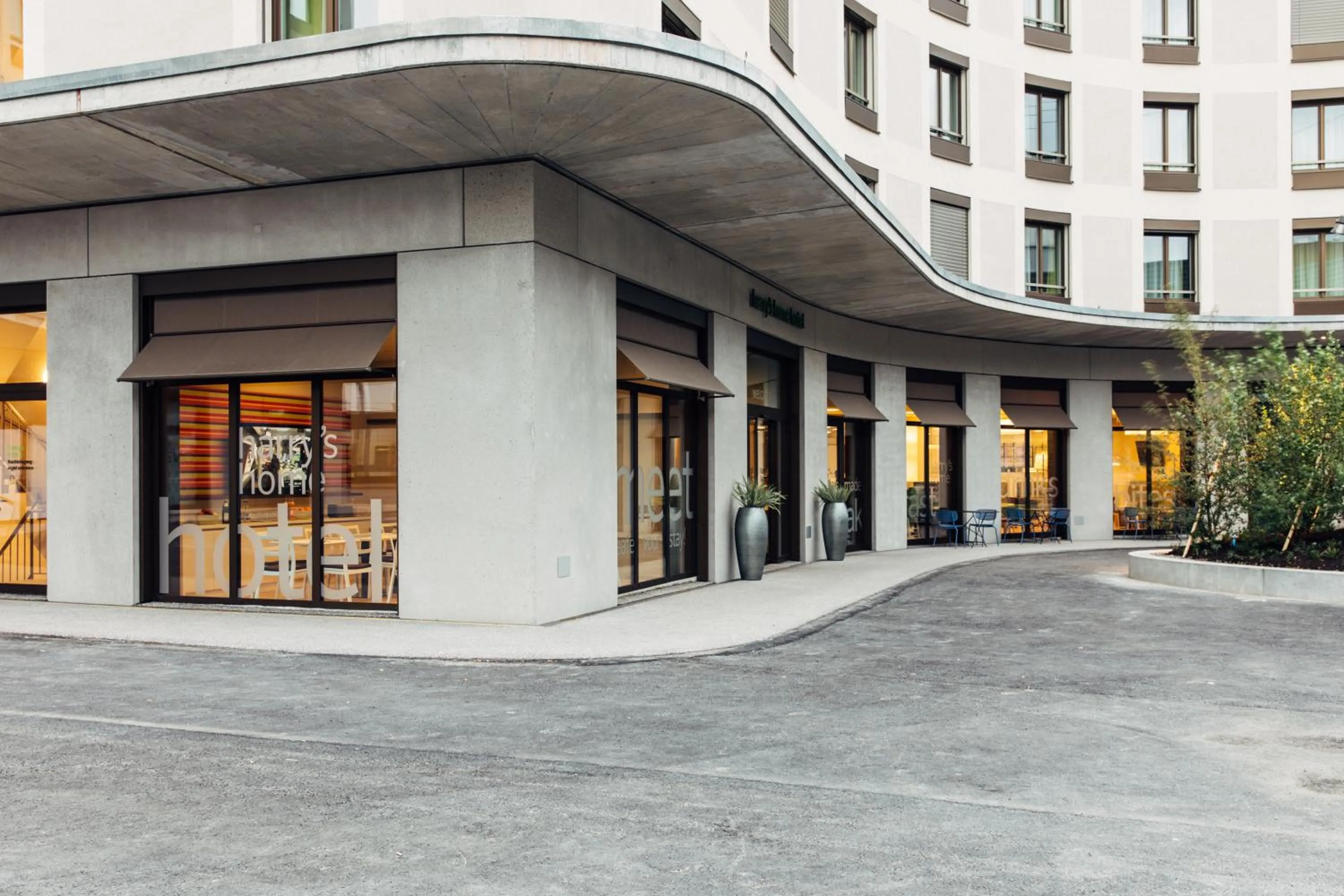 Facade/entrance in harry's home Zürich-Wallisellen