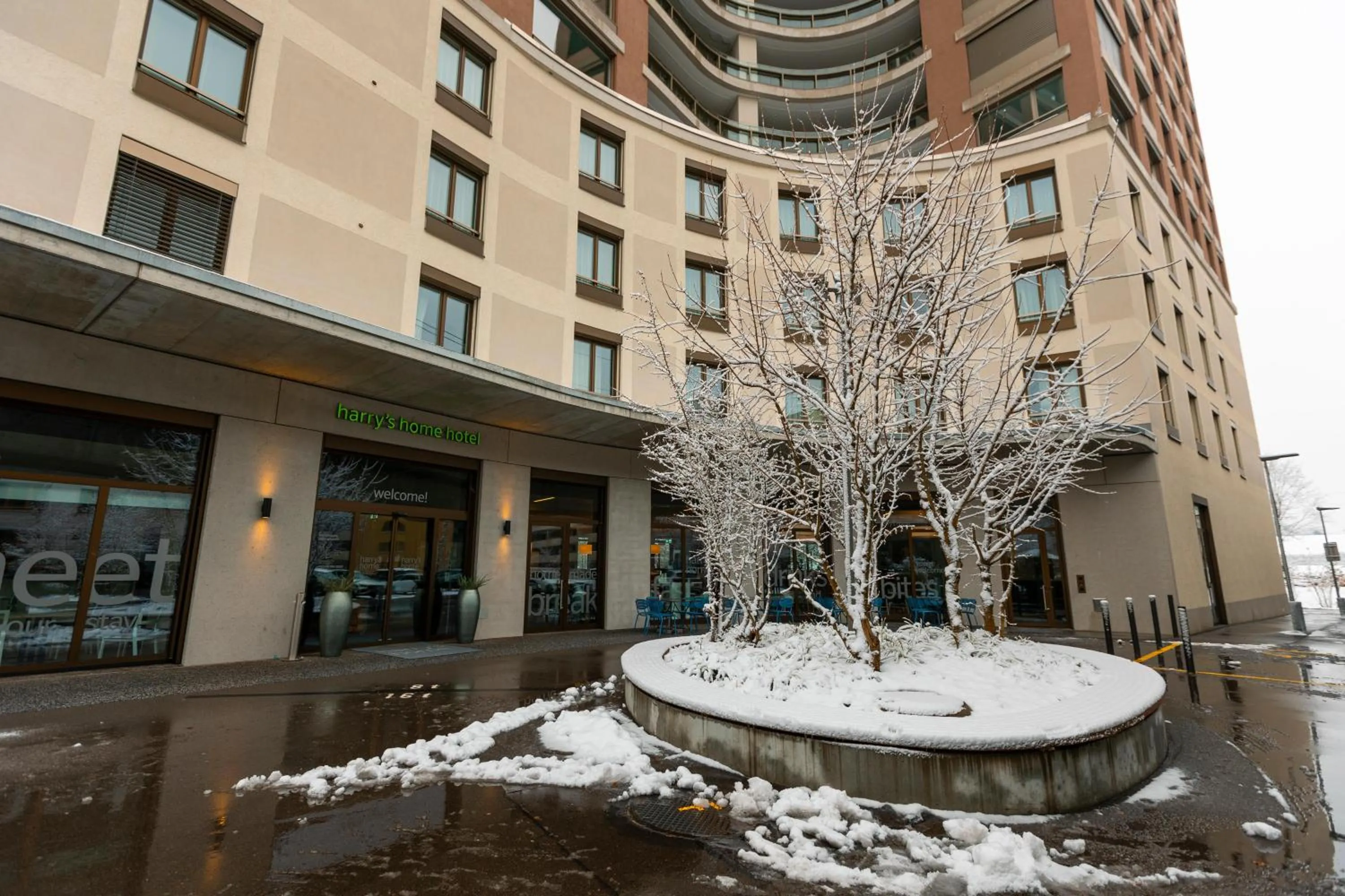 Property building in harry's home Zürich-Wallisellen